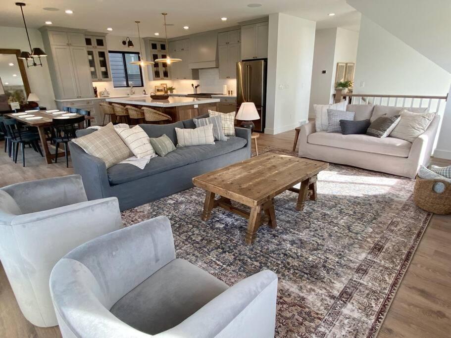 Six-Bedroom House photo 2