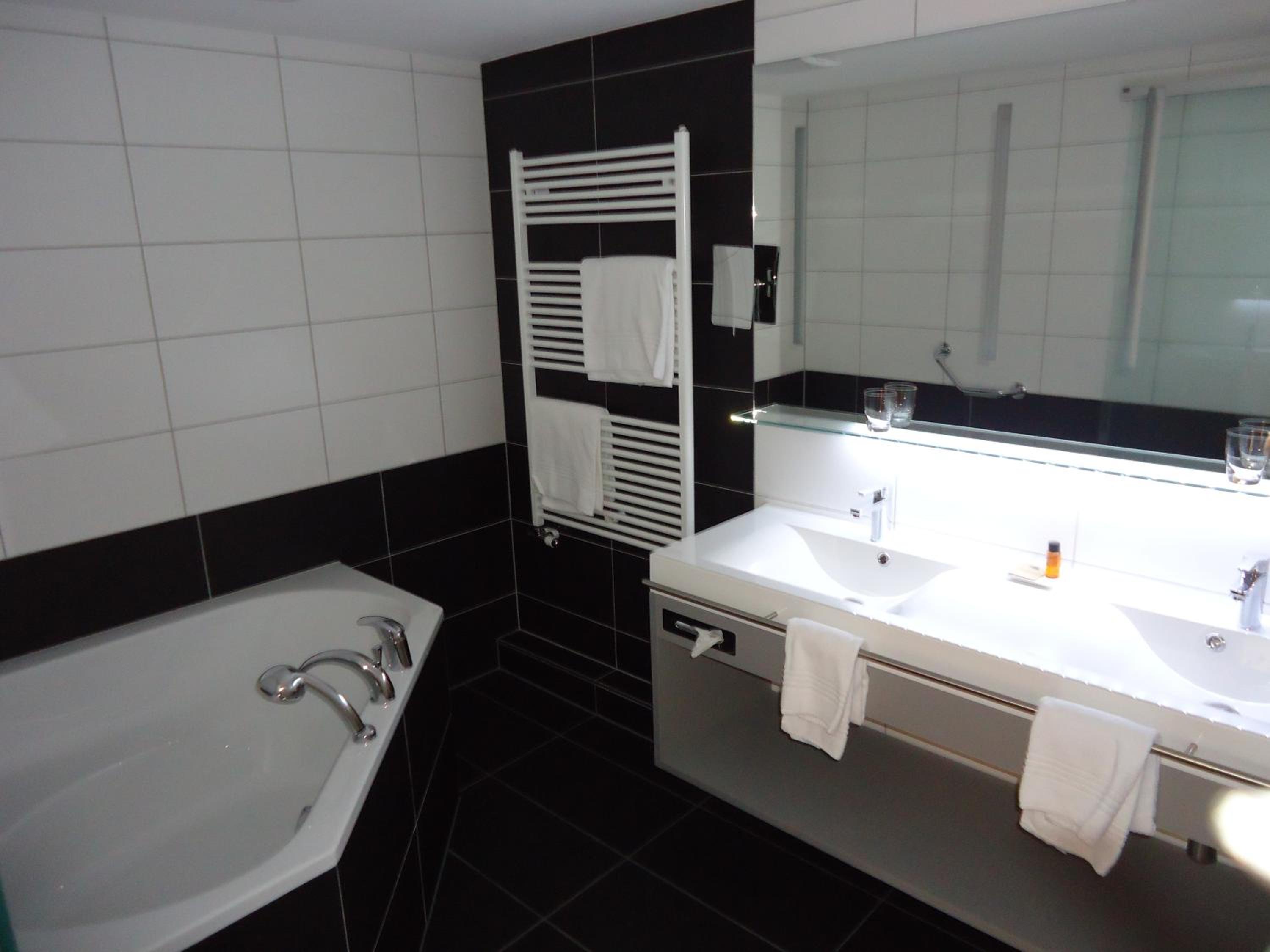 Superior Suite - Photo 9