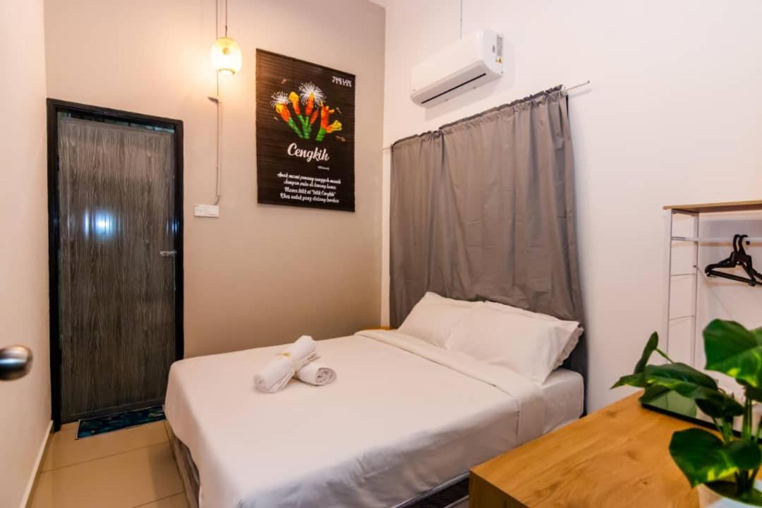 Cengkih Room