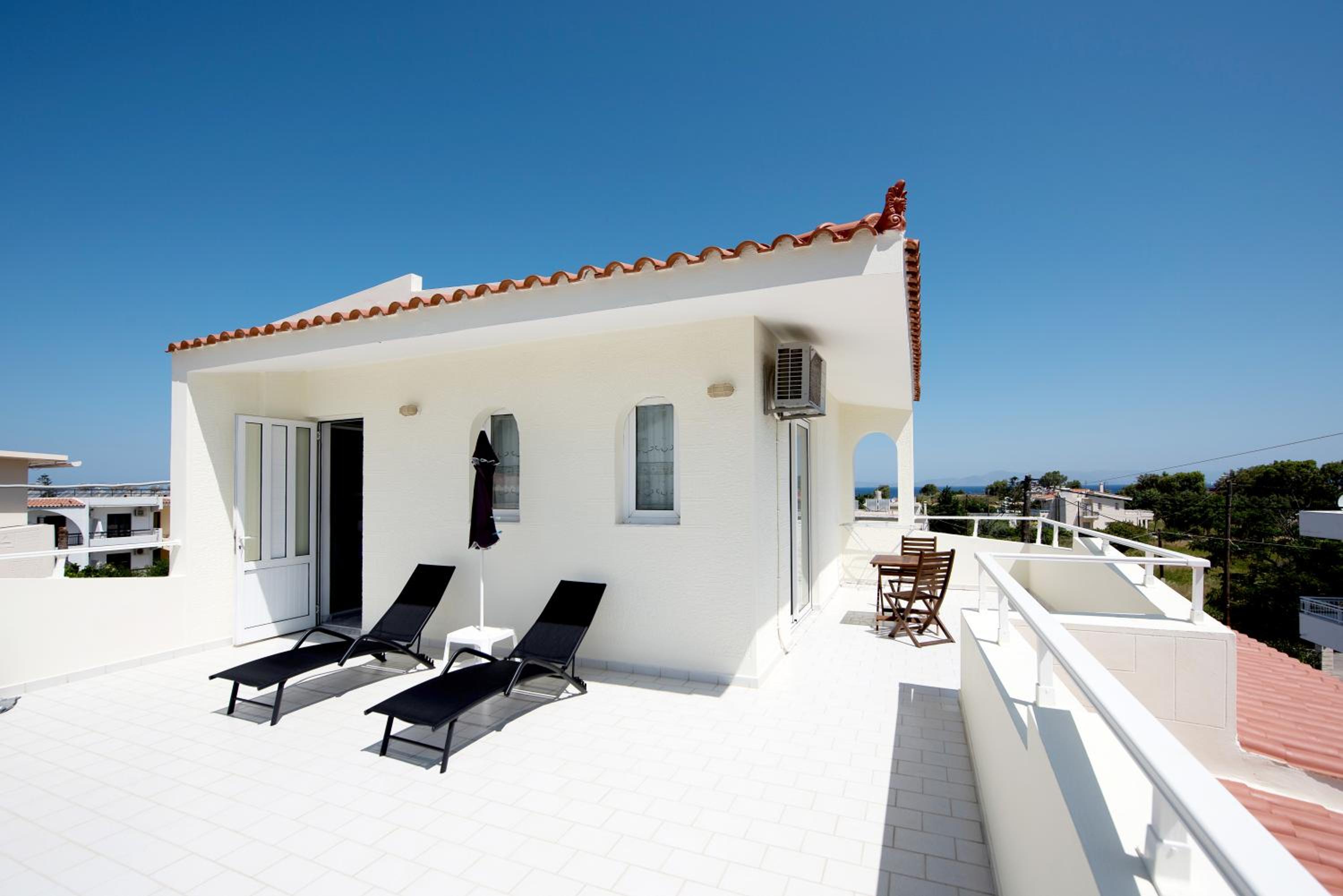 Deluxe Double Room with Side Sea View photo 2