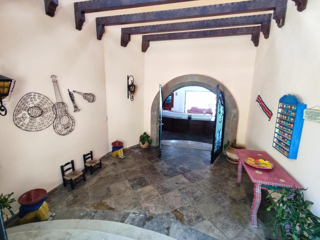 Five-Bedroom House photo 2