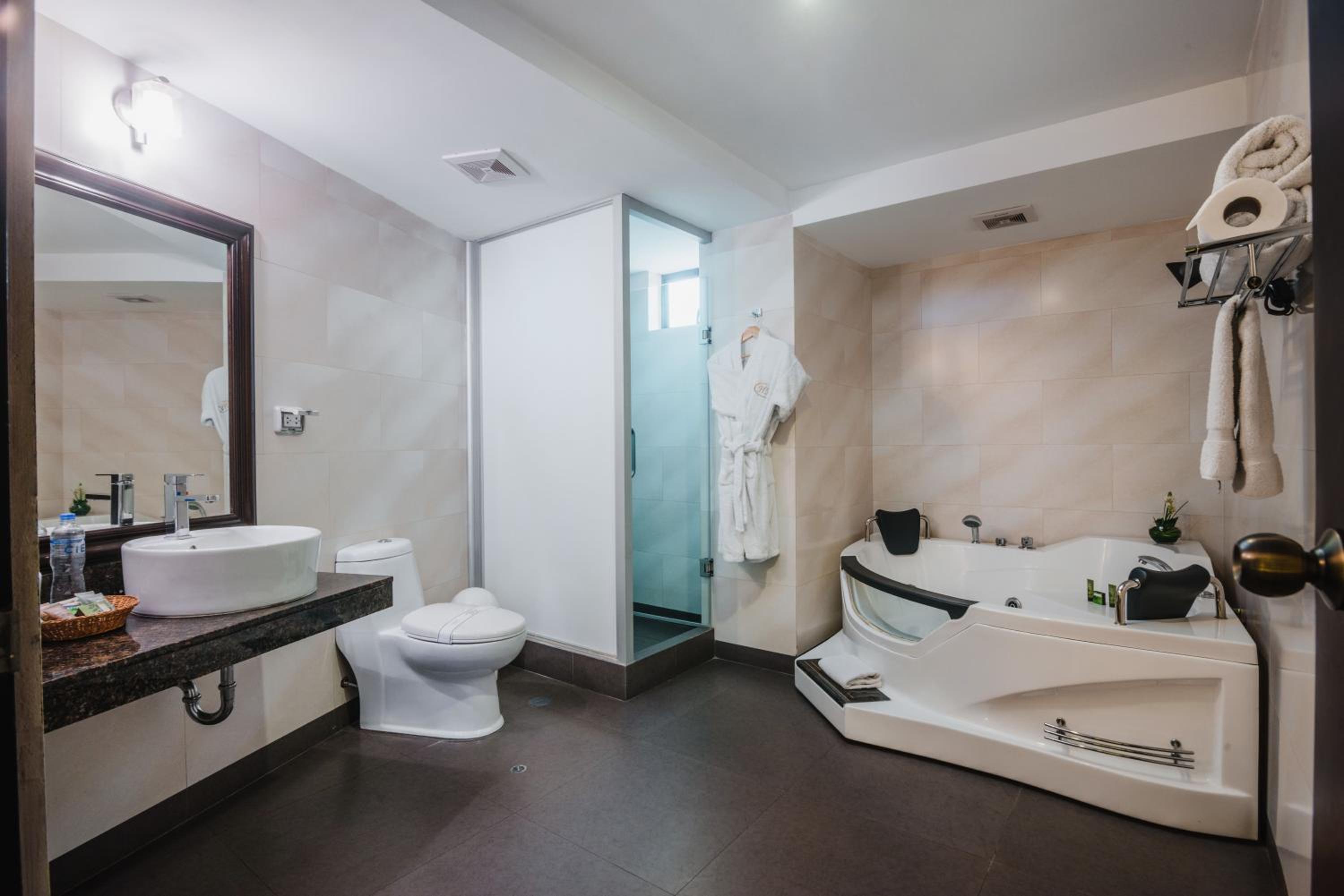 Suite with Hot Tub photo 3