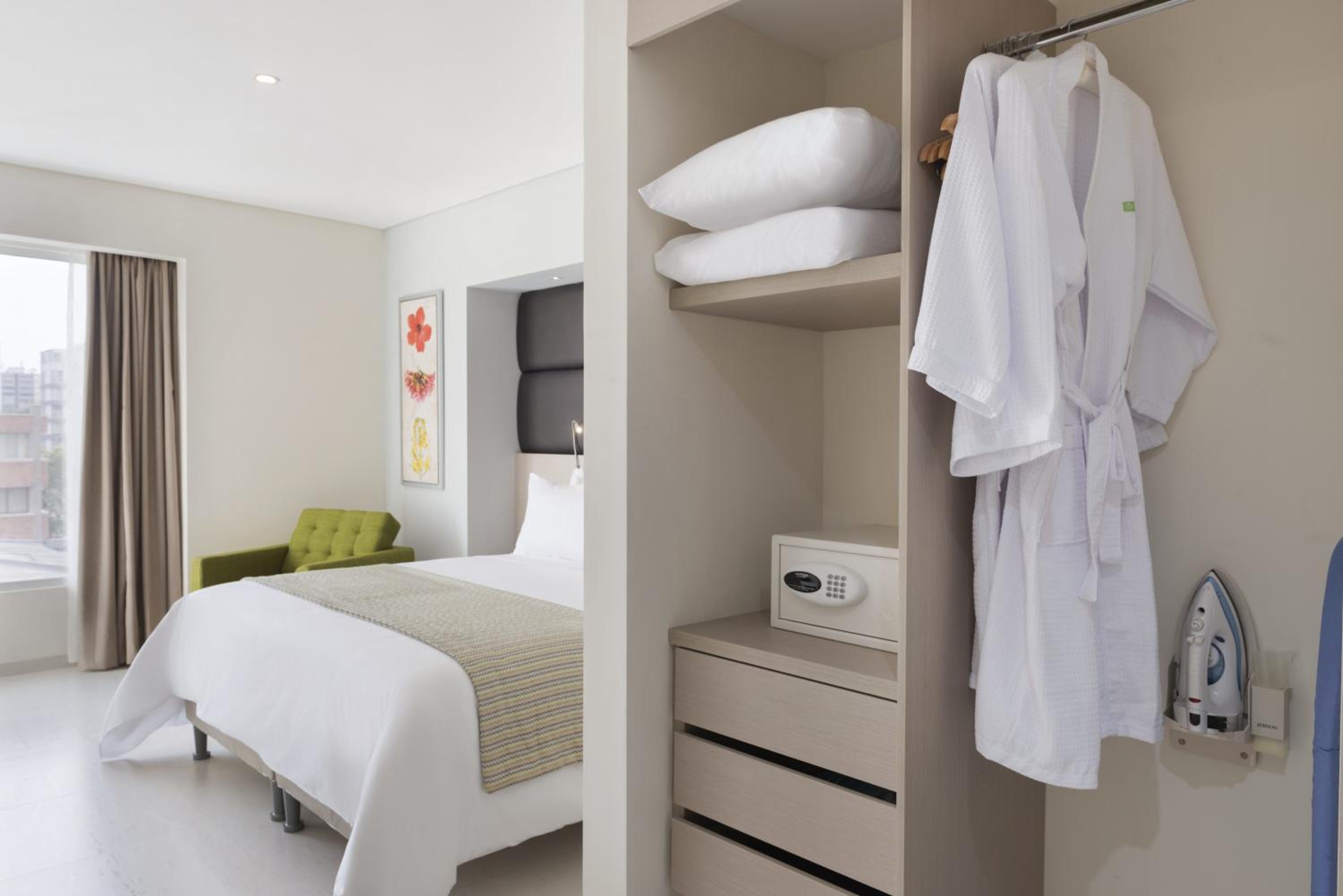 Deluxe King Room photo 3