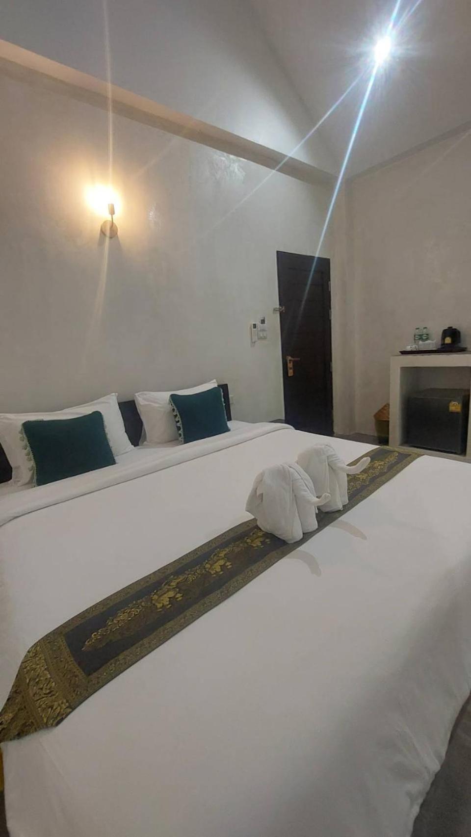 Superior King Room - Photo 13