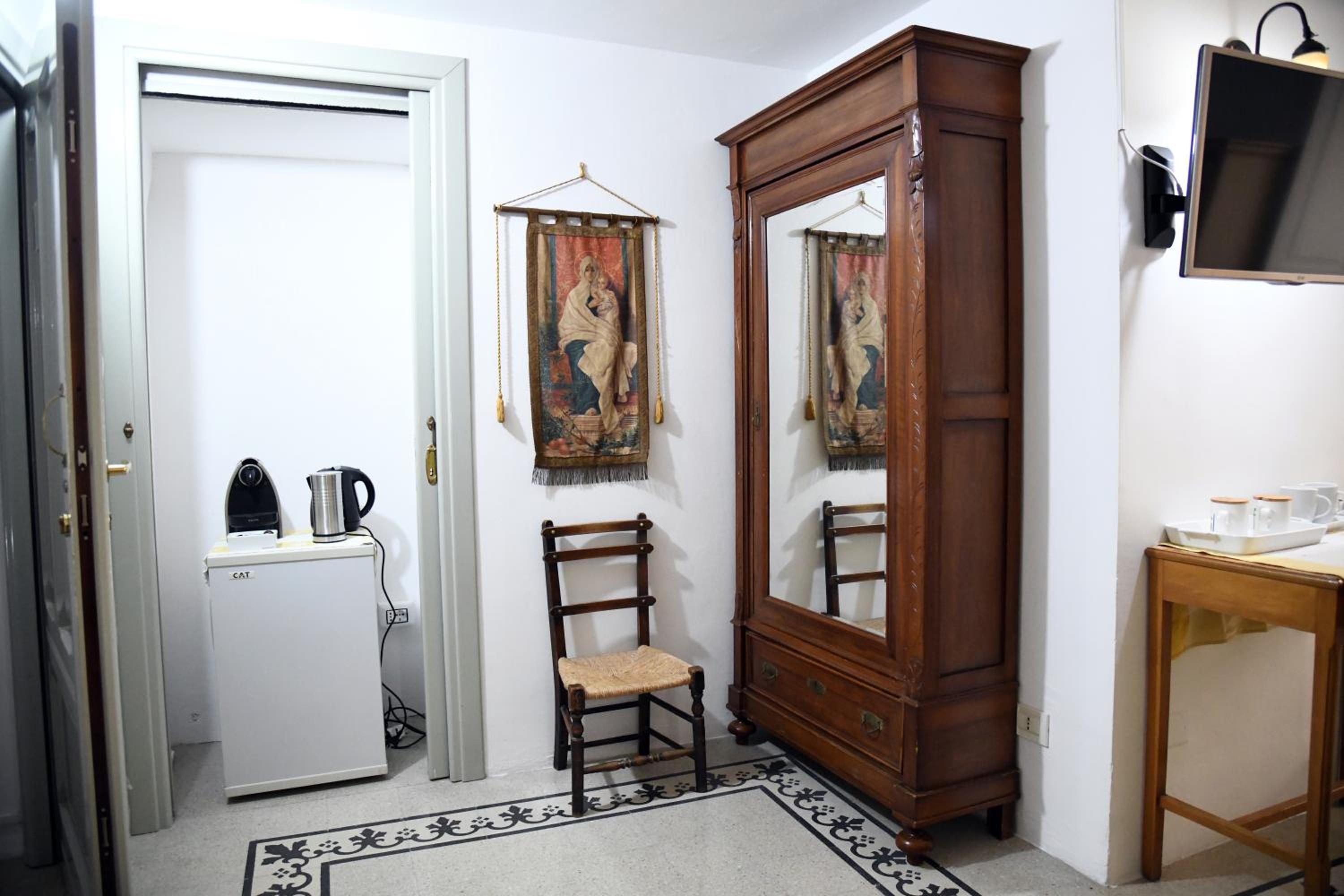 Double Room with Private Bathroom - Photo 3