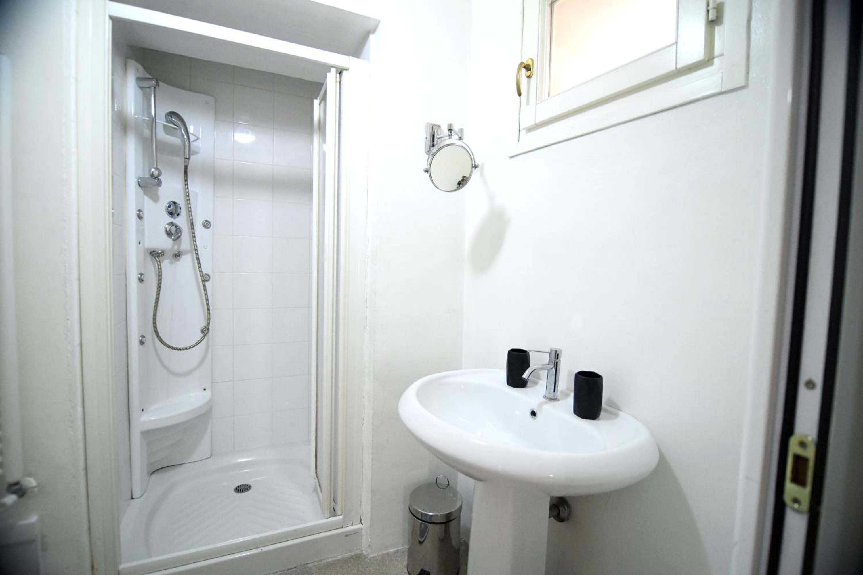 Double Room with Private Bathroom - Photo 4