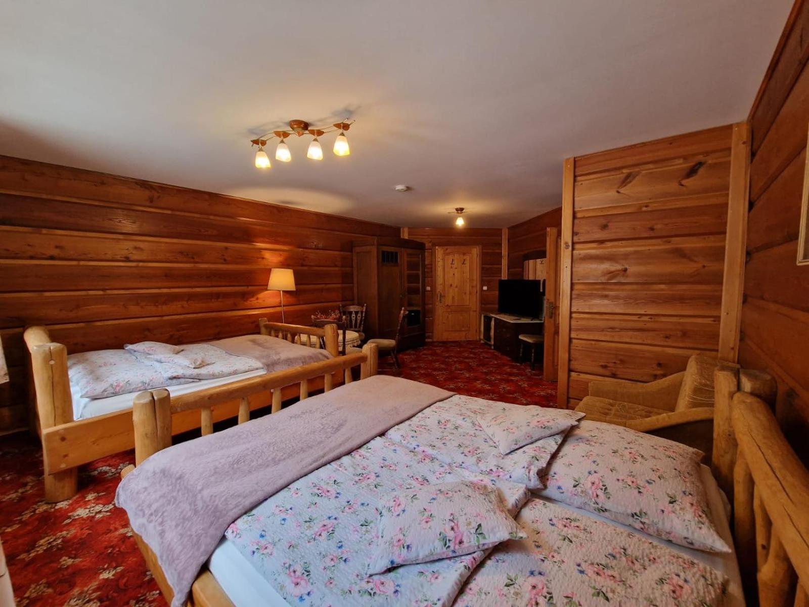 Quadruple Room with Private Bathroom photo 3