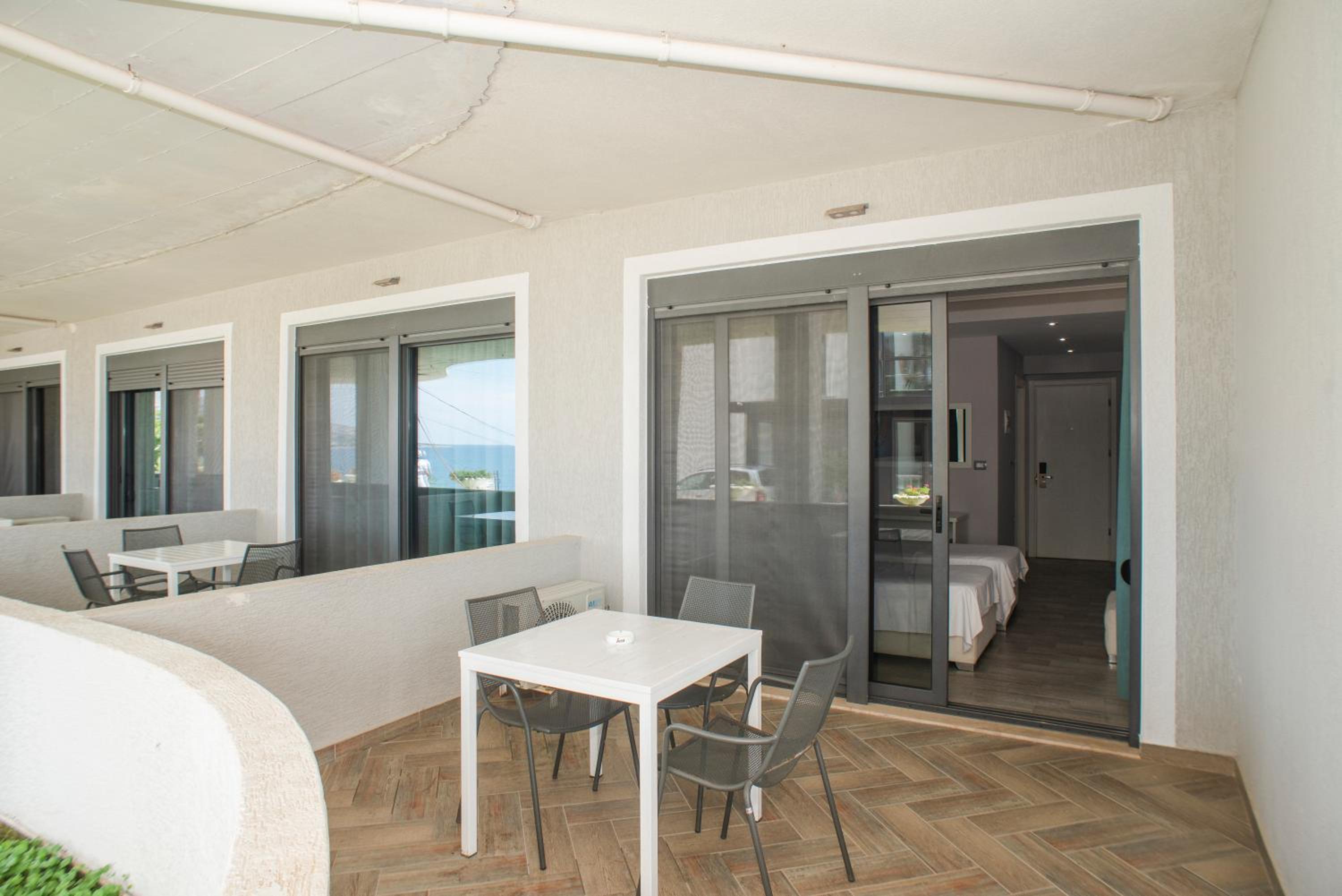 Family Room with Balcony photo 3
