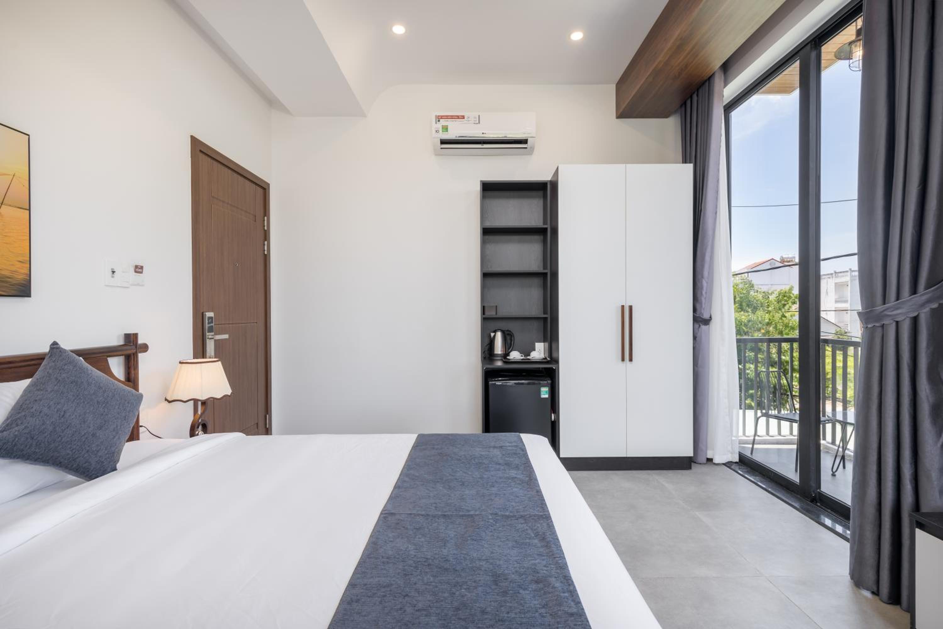 Deluxe Double Room with Balcony - Photo 2