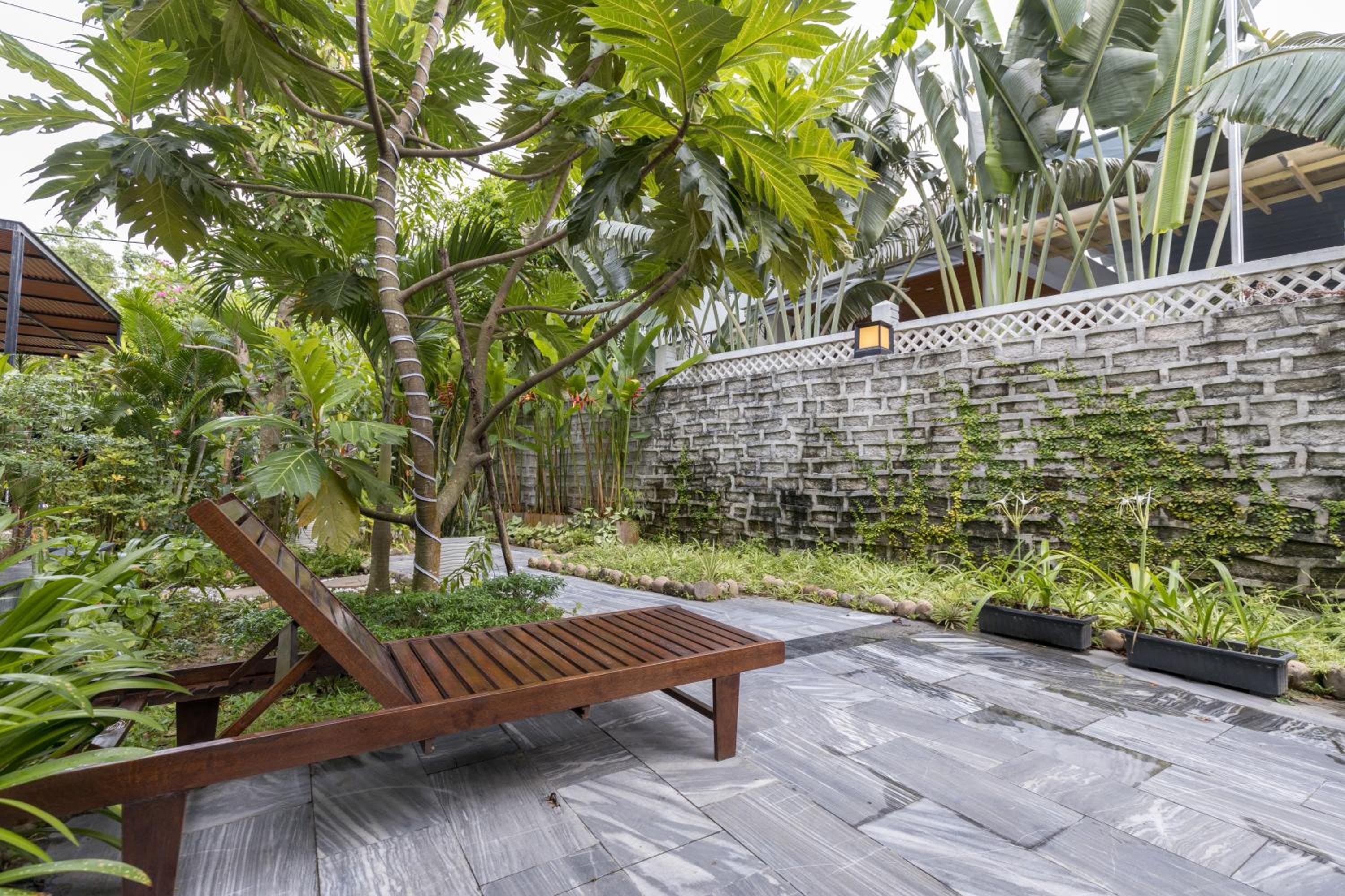 Deluxe Double Room with Balcony - Photo 9