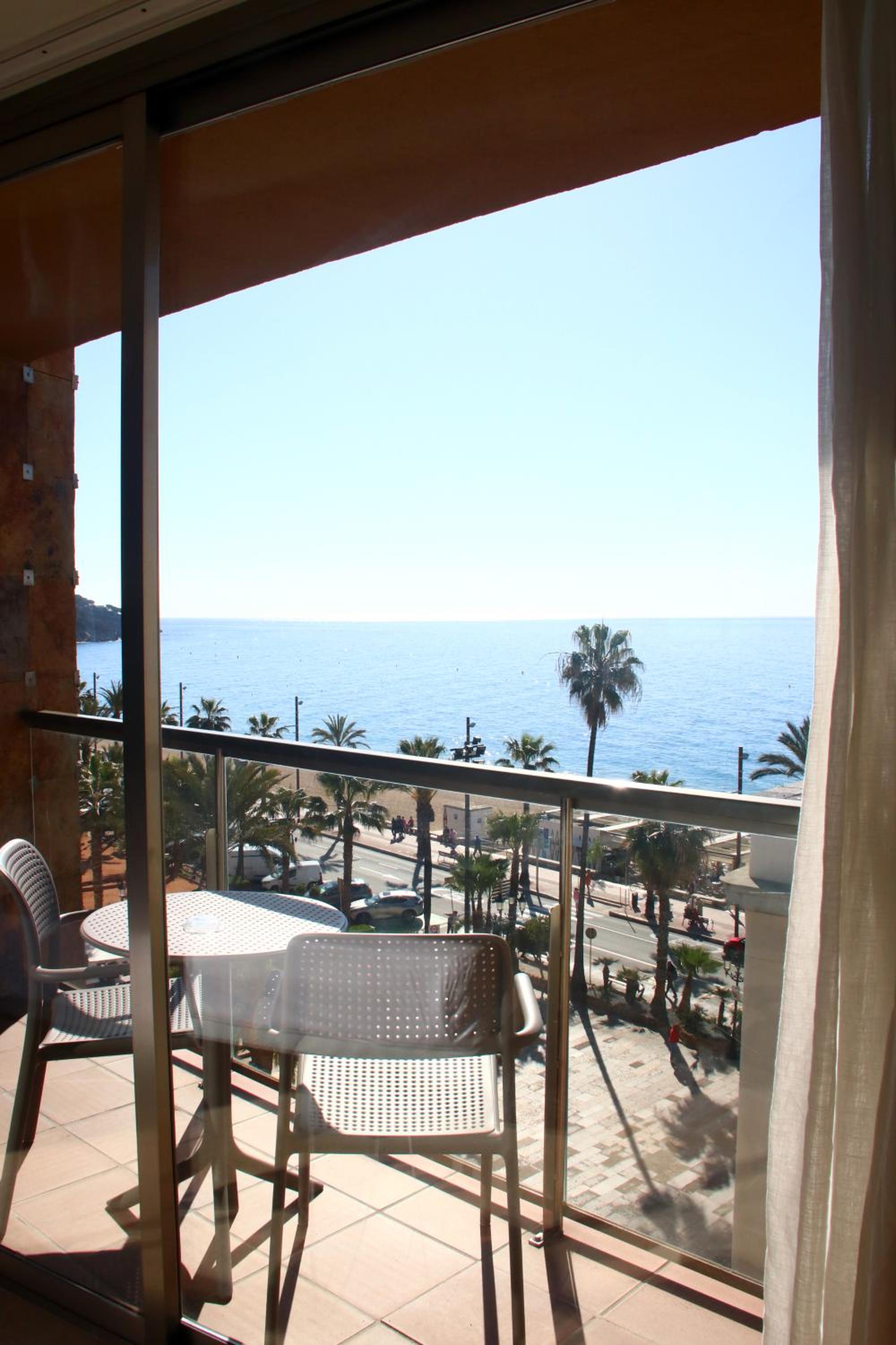Premium Double Room with Terrace - Photo 4