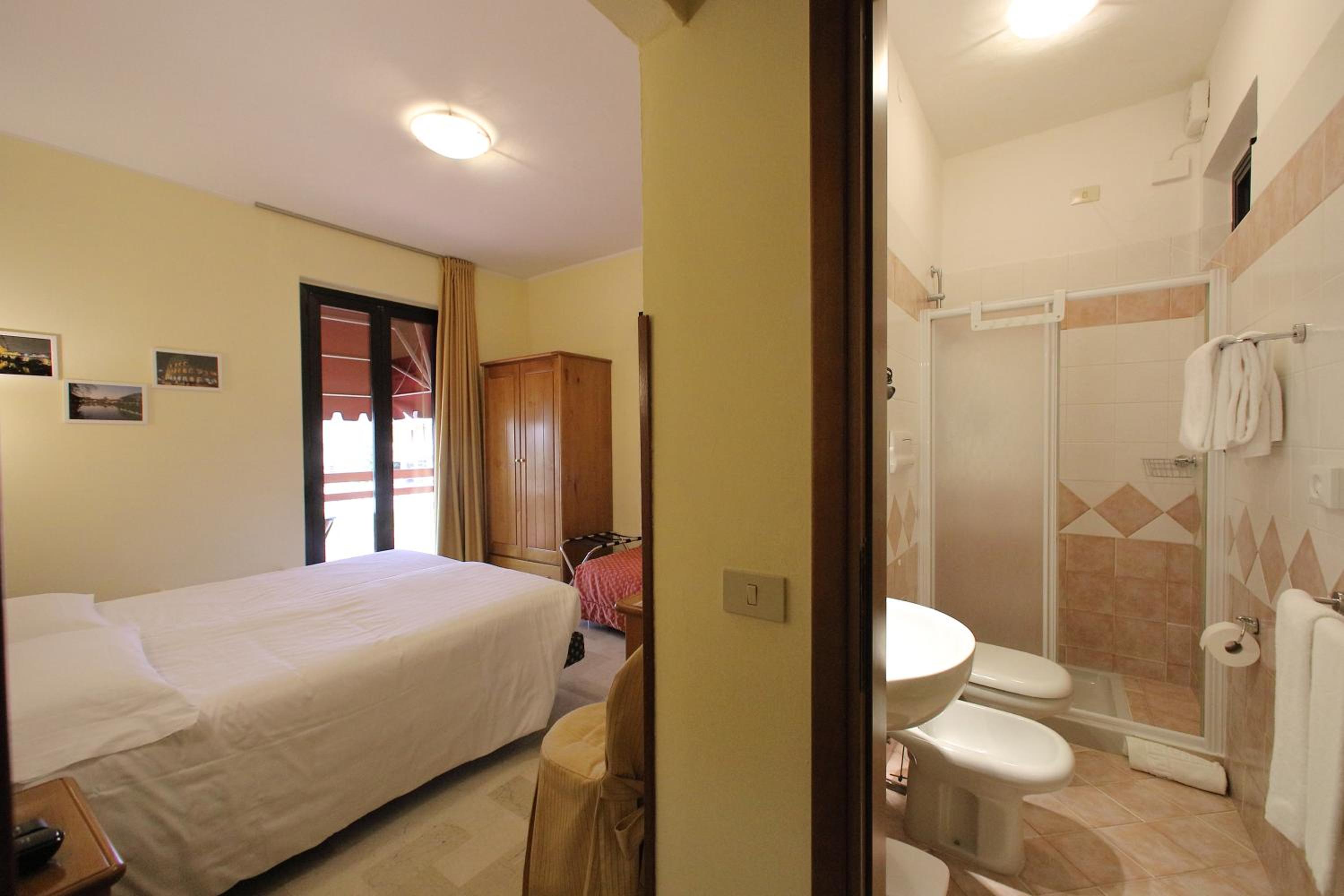 Habitación Doble con Balcón (2 adultos + 1 niño)