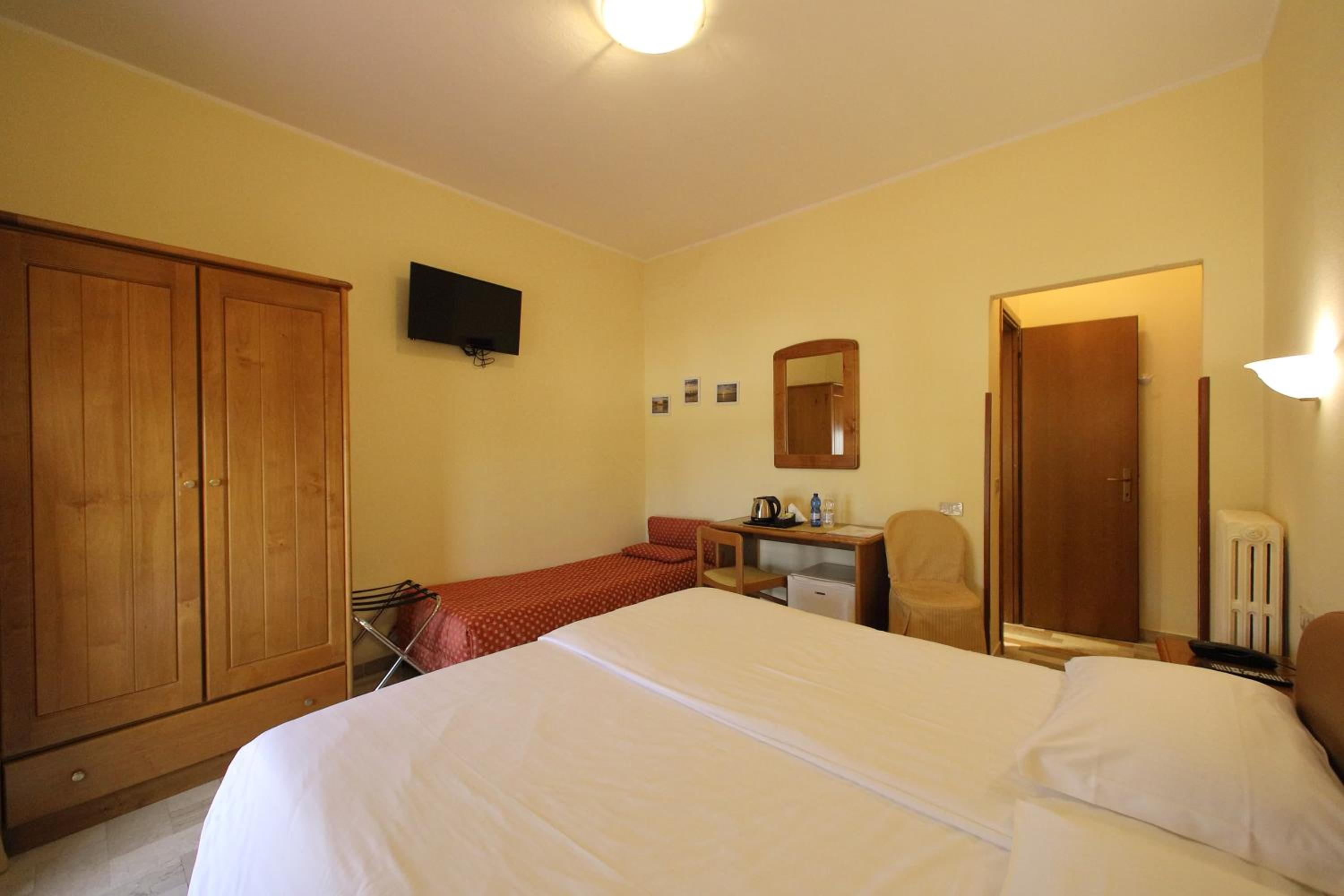 Double Room with Balcony (2 Adults + 1 Child) photo 2