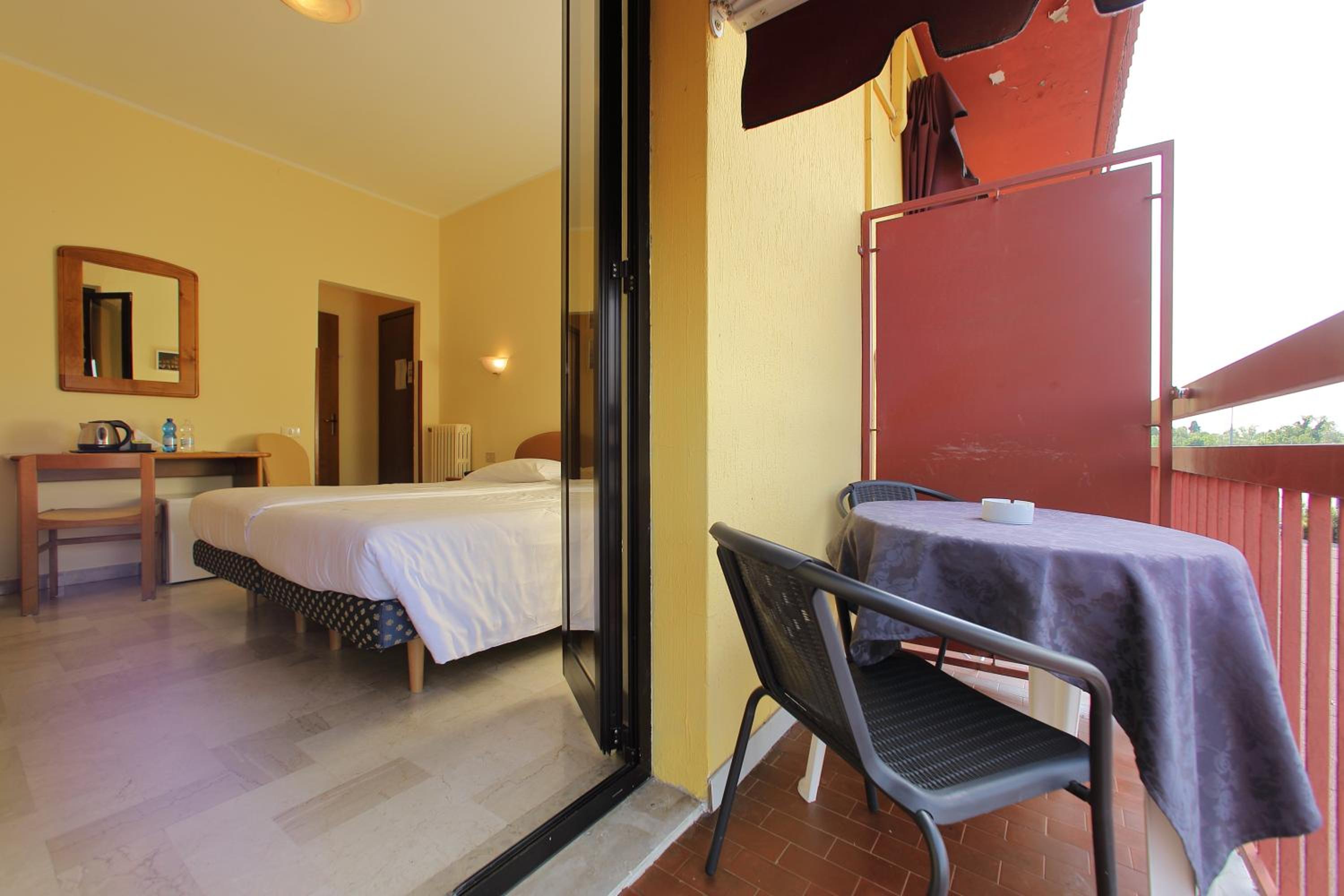 Double Room with Balcony (2 Adults + 1 Child) photo 3