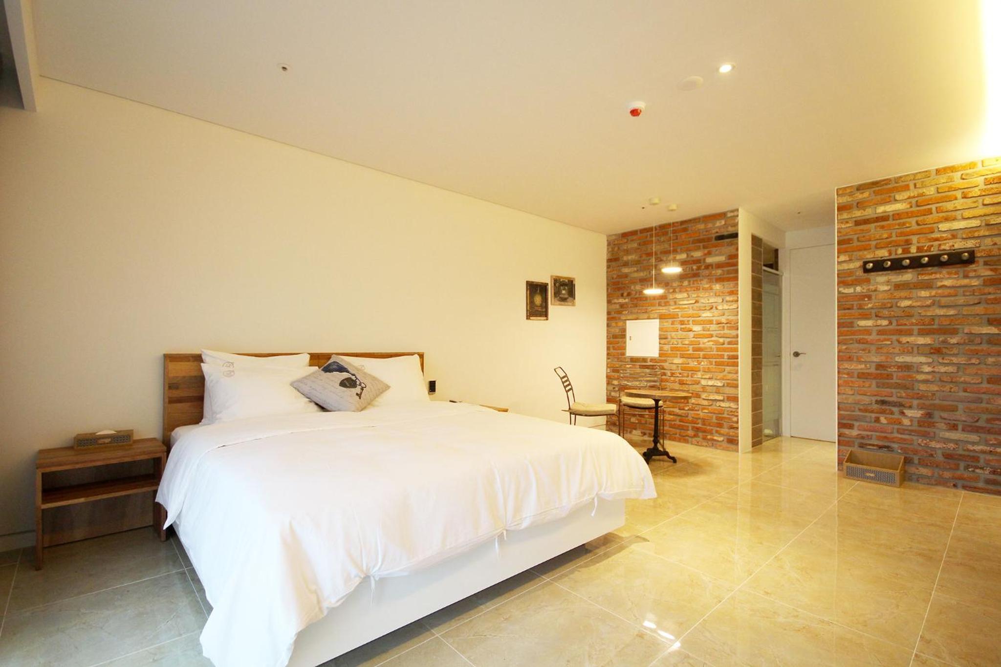 Double Room - Photo 7