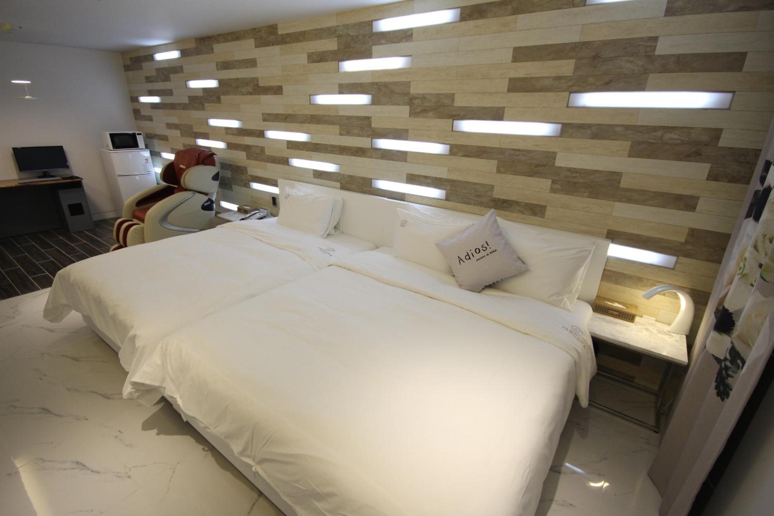 Deluxe Suite - Photo 3
