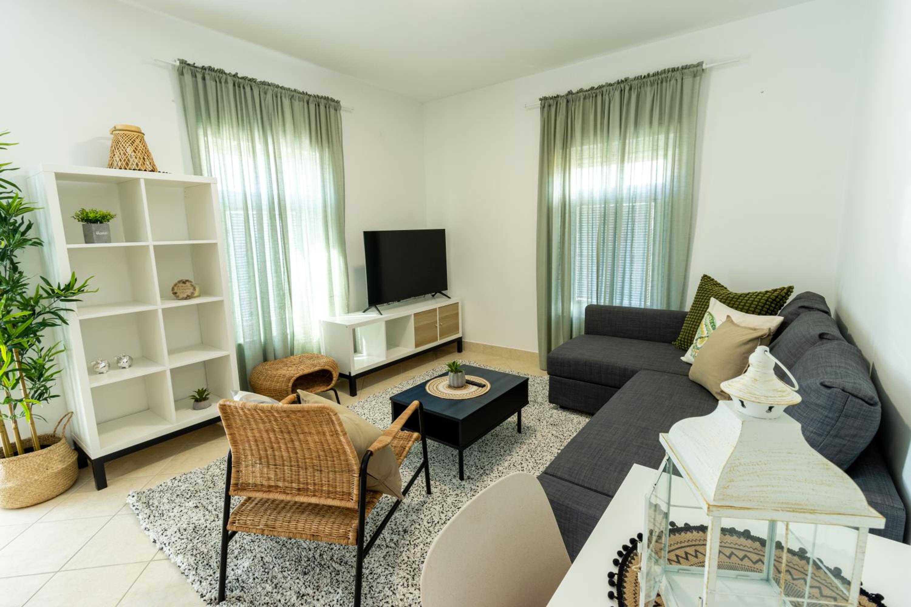 One-Bedroom Apartment photo 1