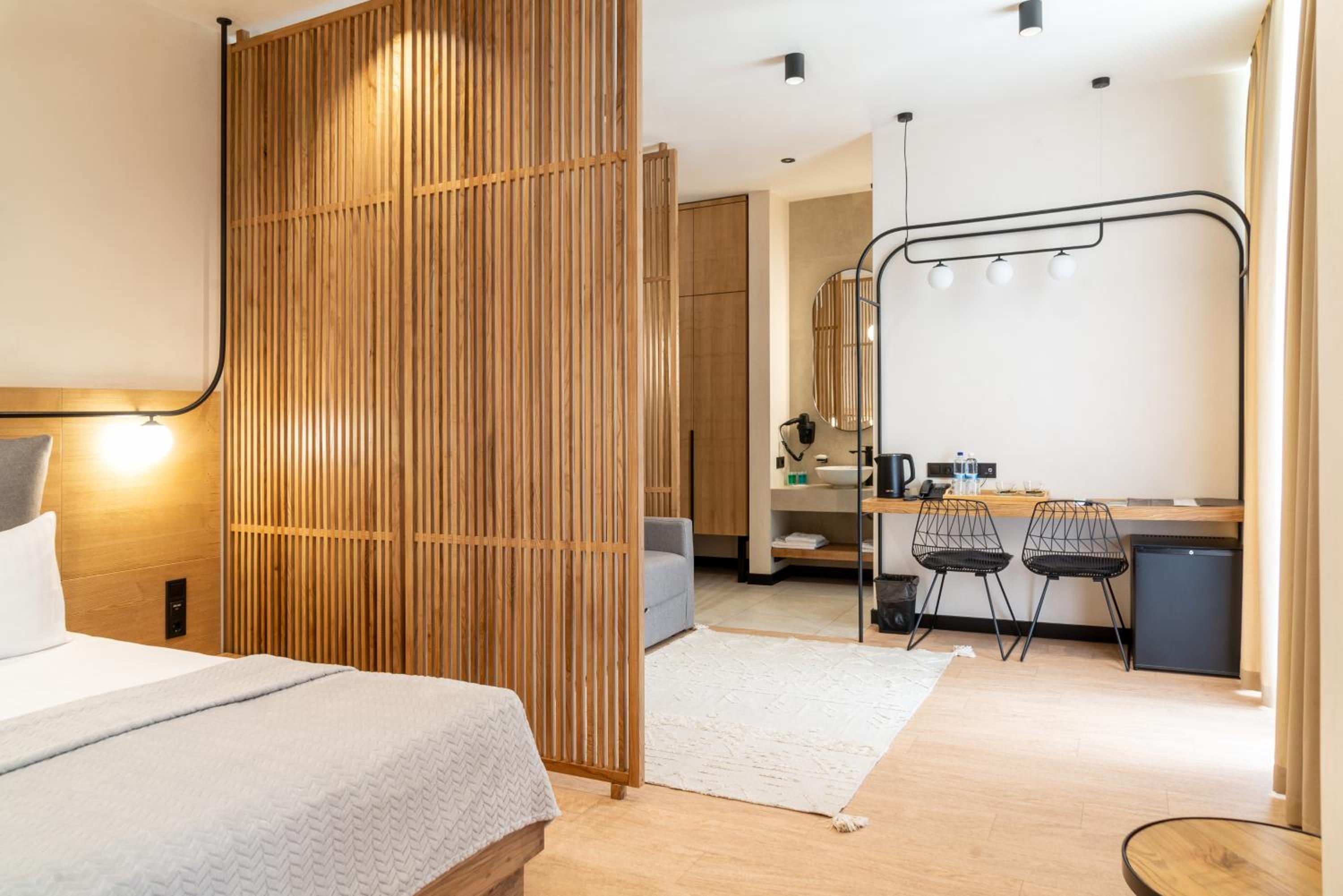 One-Bedroom Suite with Mountain View