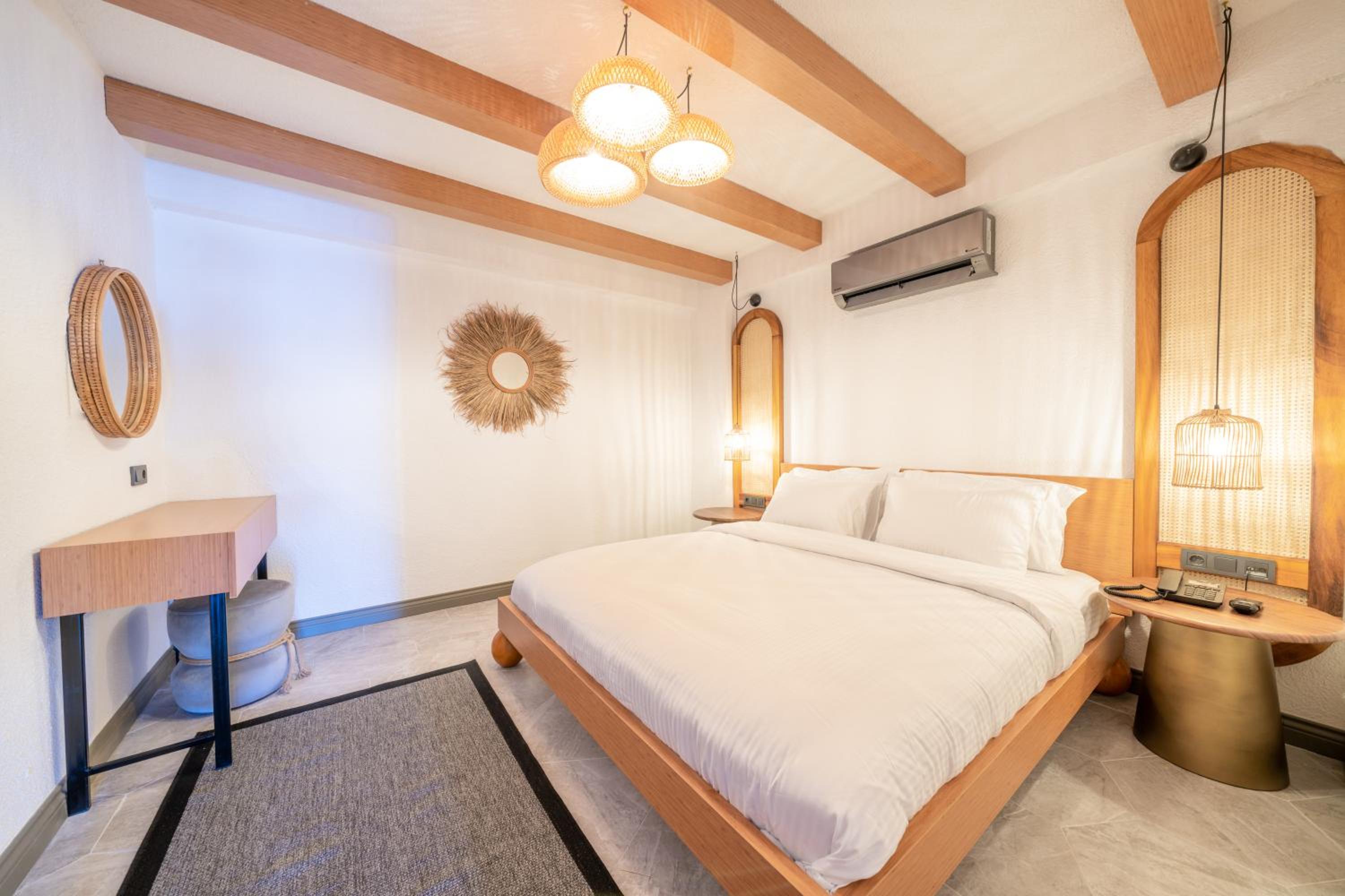 Double Room with Pool View - Photo 2
