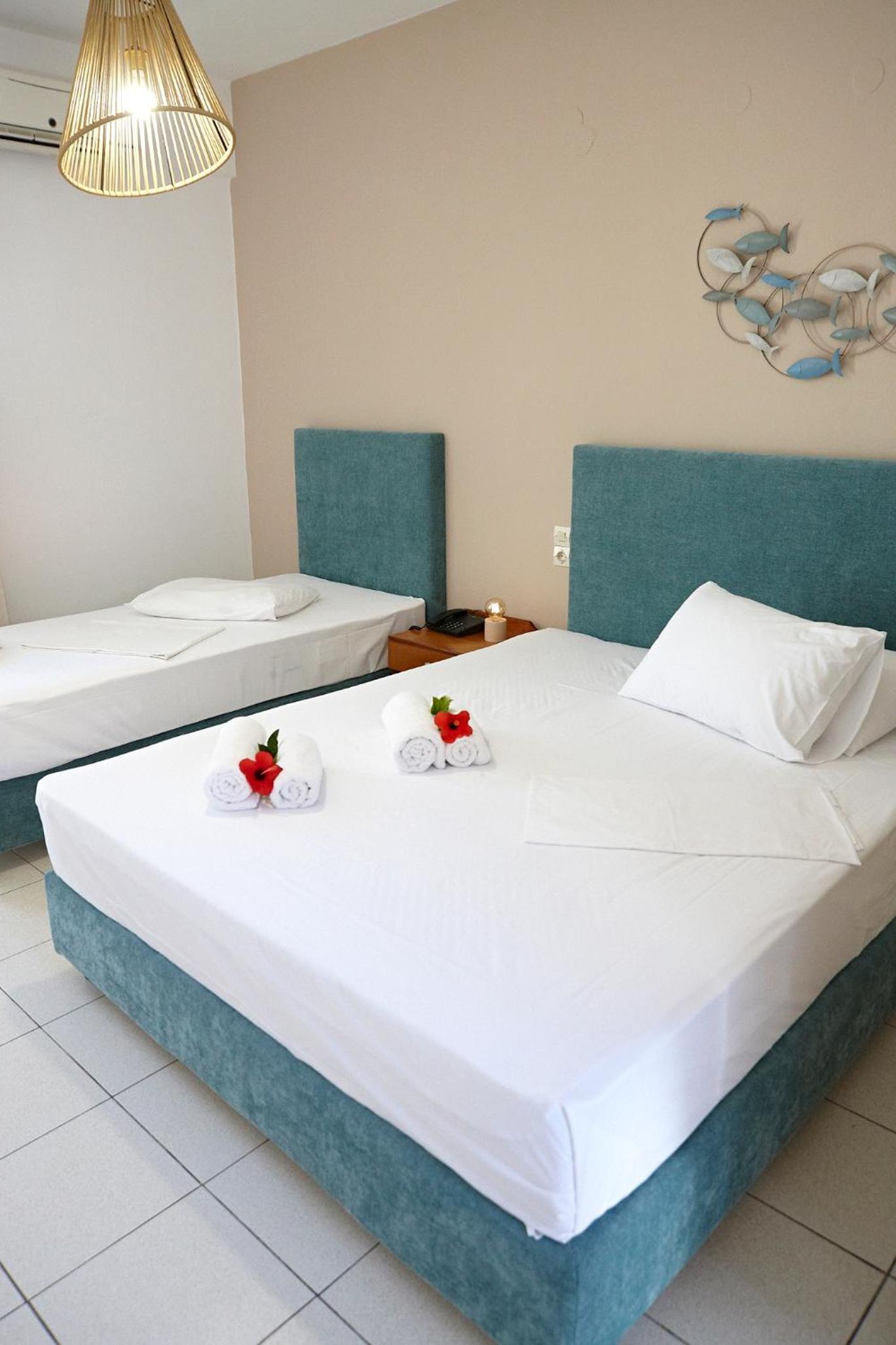 Triple Room with Balcony - Photo 13
