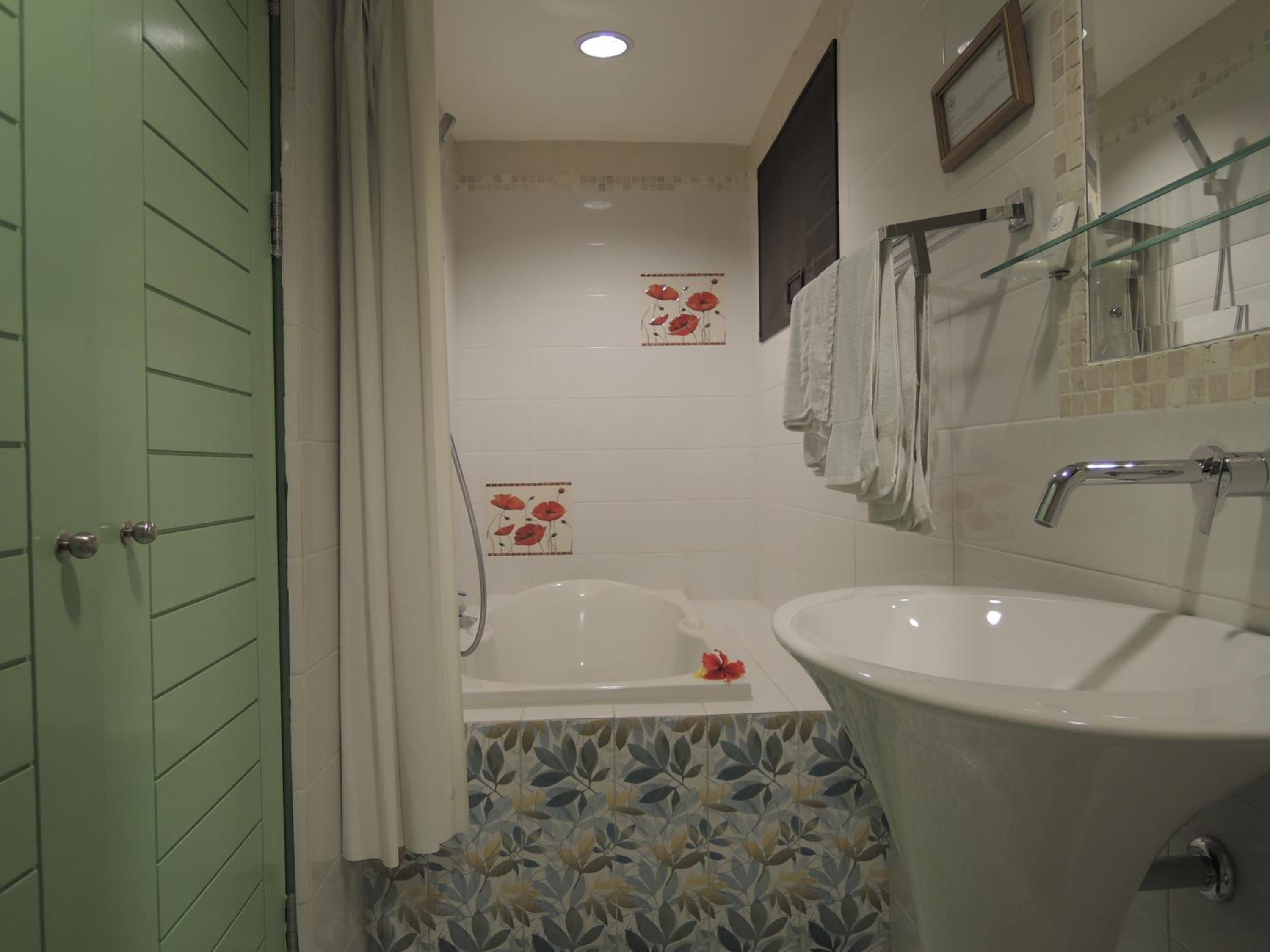 Honeymoon Suite - Photo 13