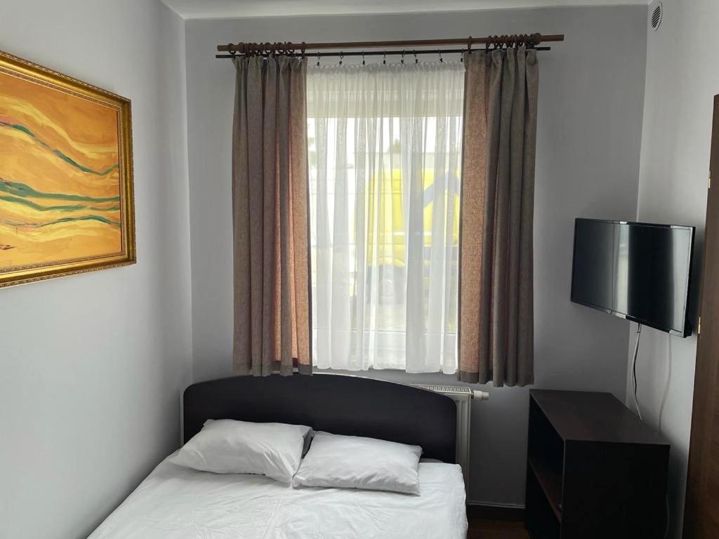 Double Room with Private Bathroom - Photo 2