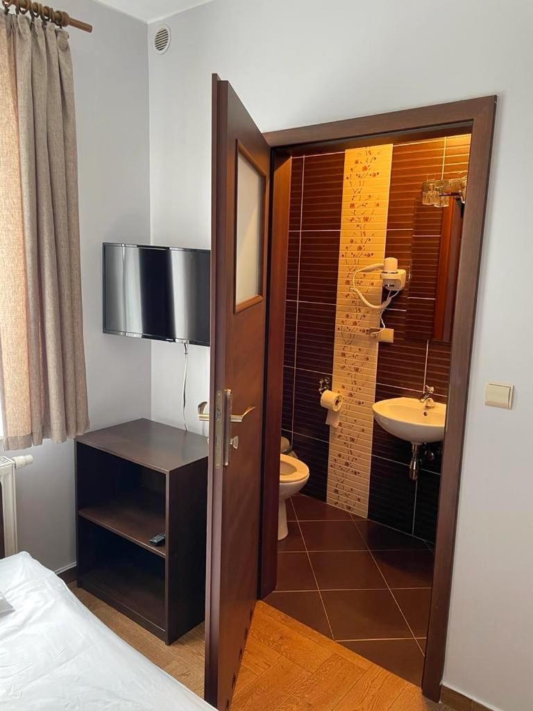 Double Room with Private Bathroom - Photo 4