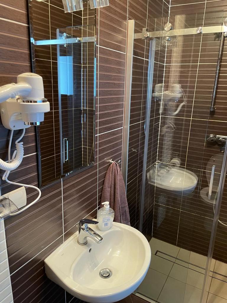Double Room with Private Bathroom - Photo 7