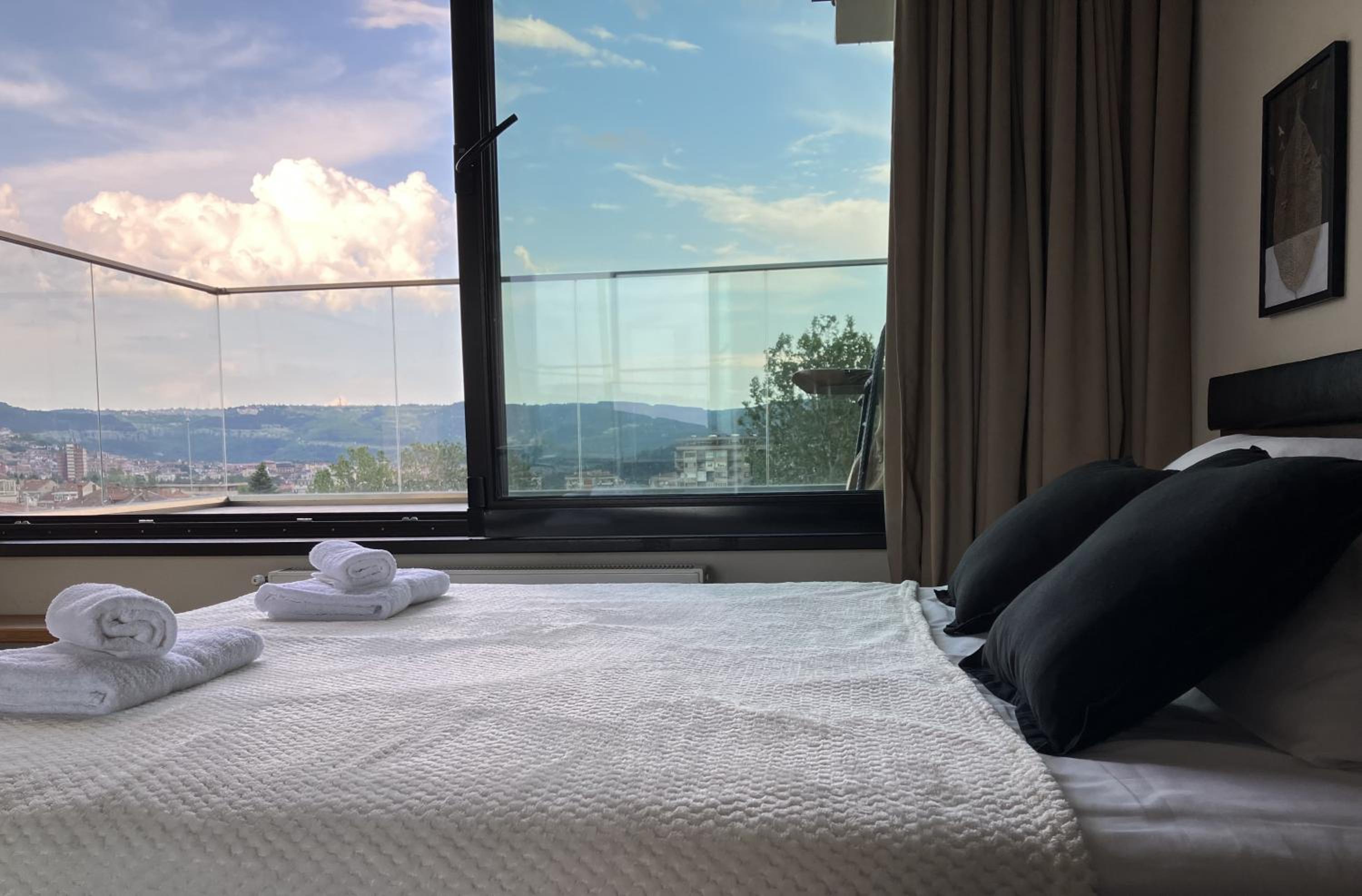 One-Bedroom Apartment with Balcony and City View photo 1