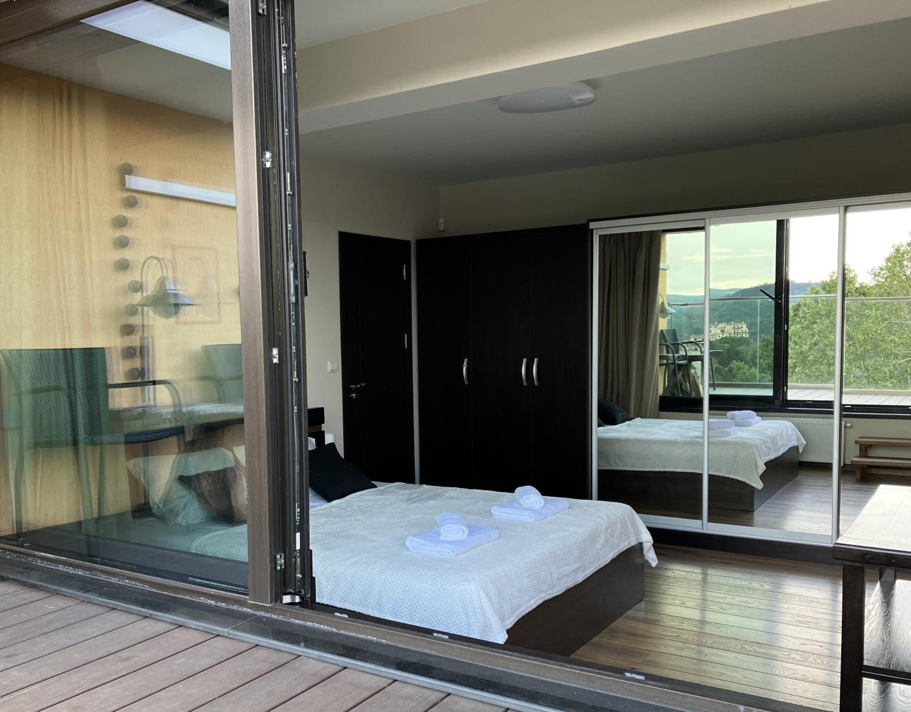 One-Bedroom Apartment with Balcony and City View photo 2