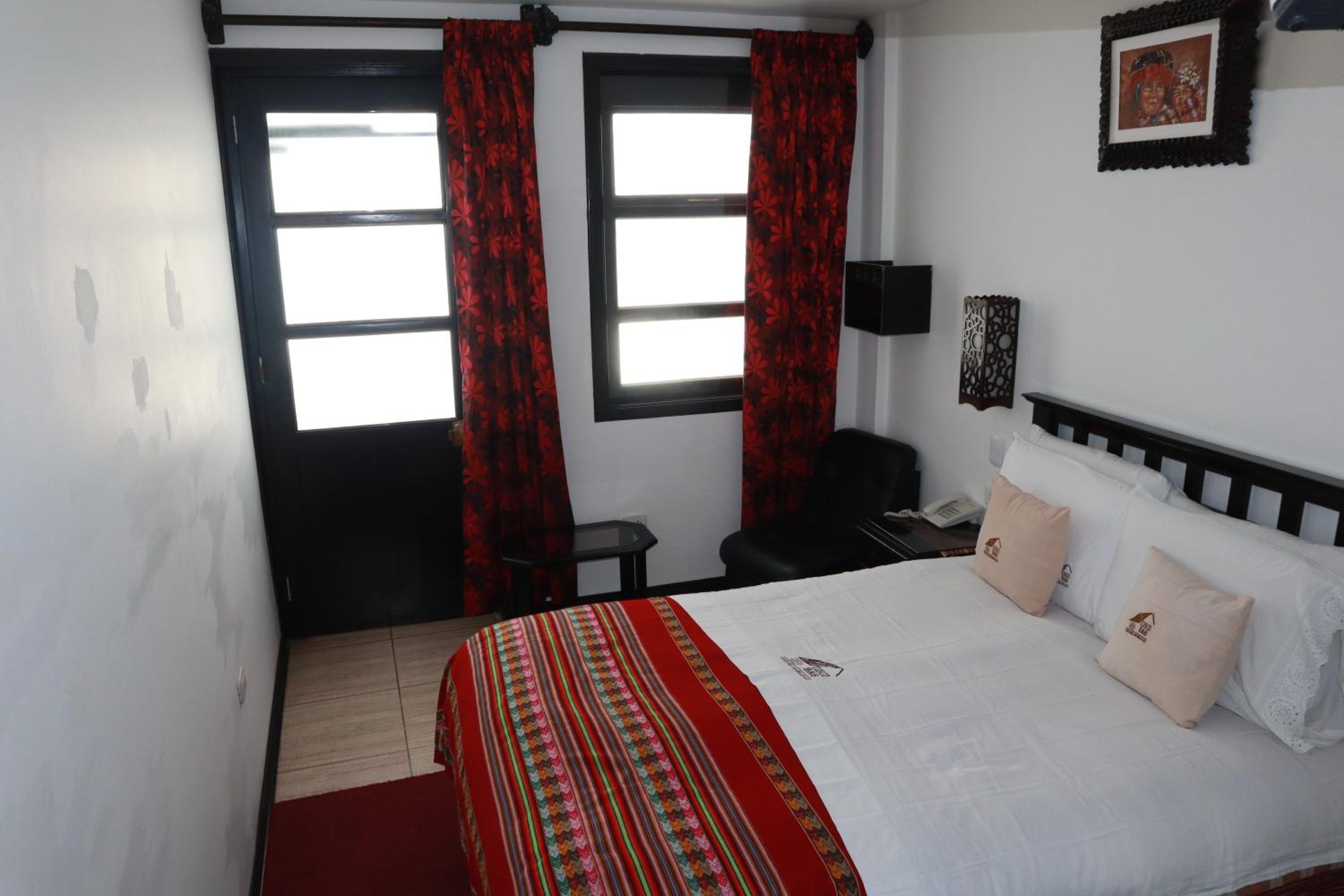 Queen Room photo 2