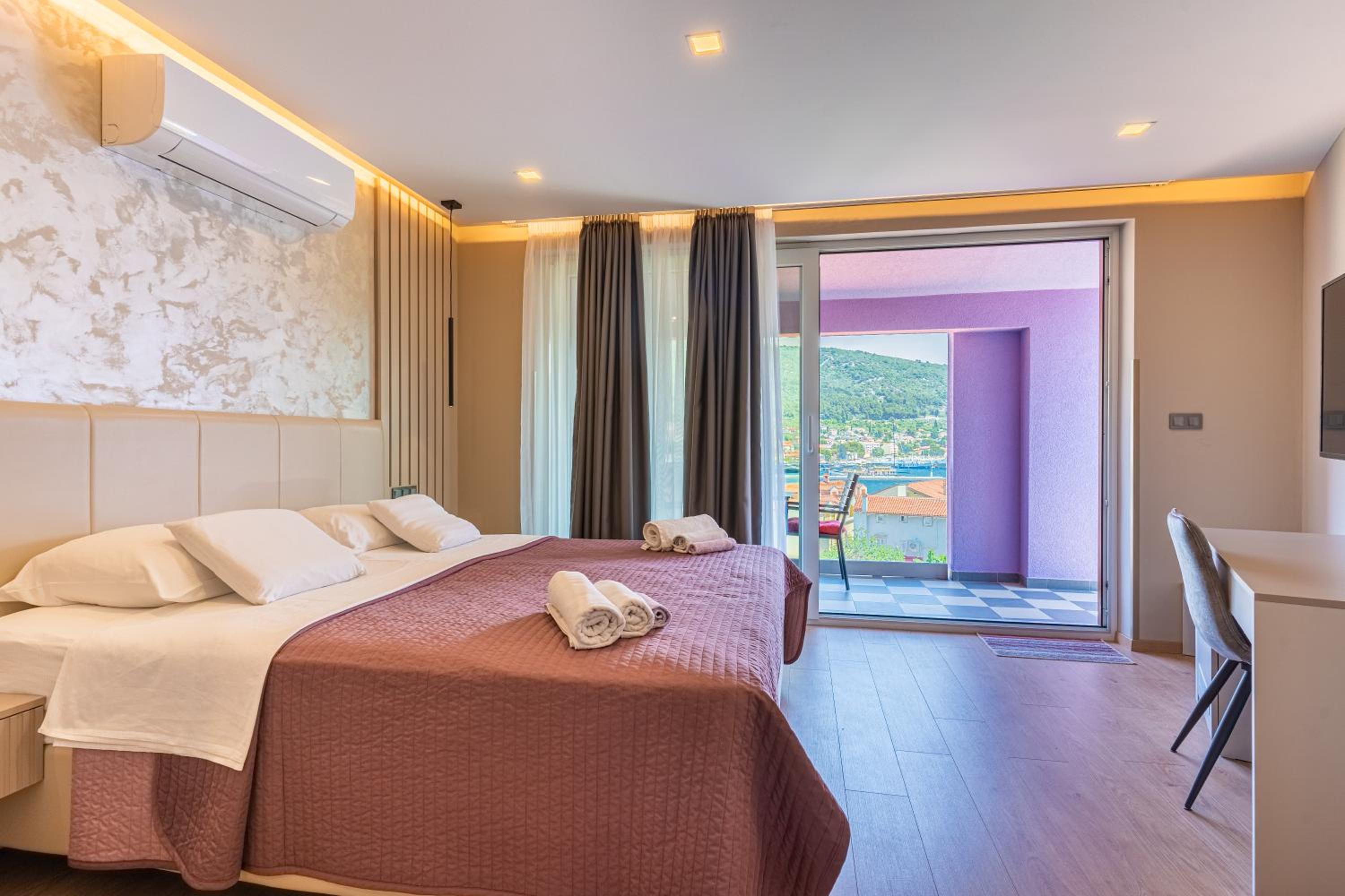 Double Room with Balcony and Sea View - Photo 21