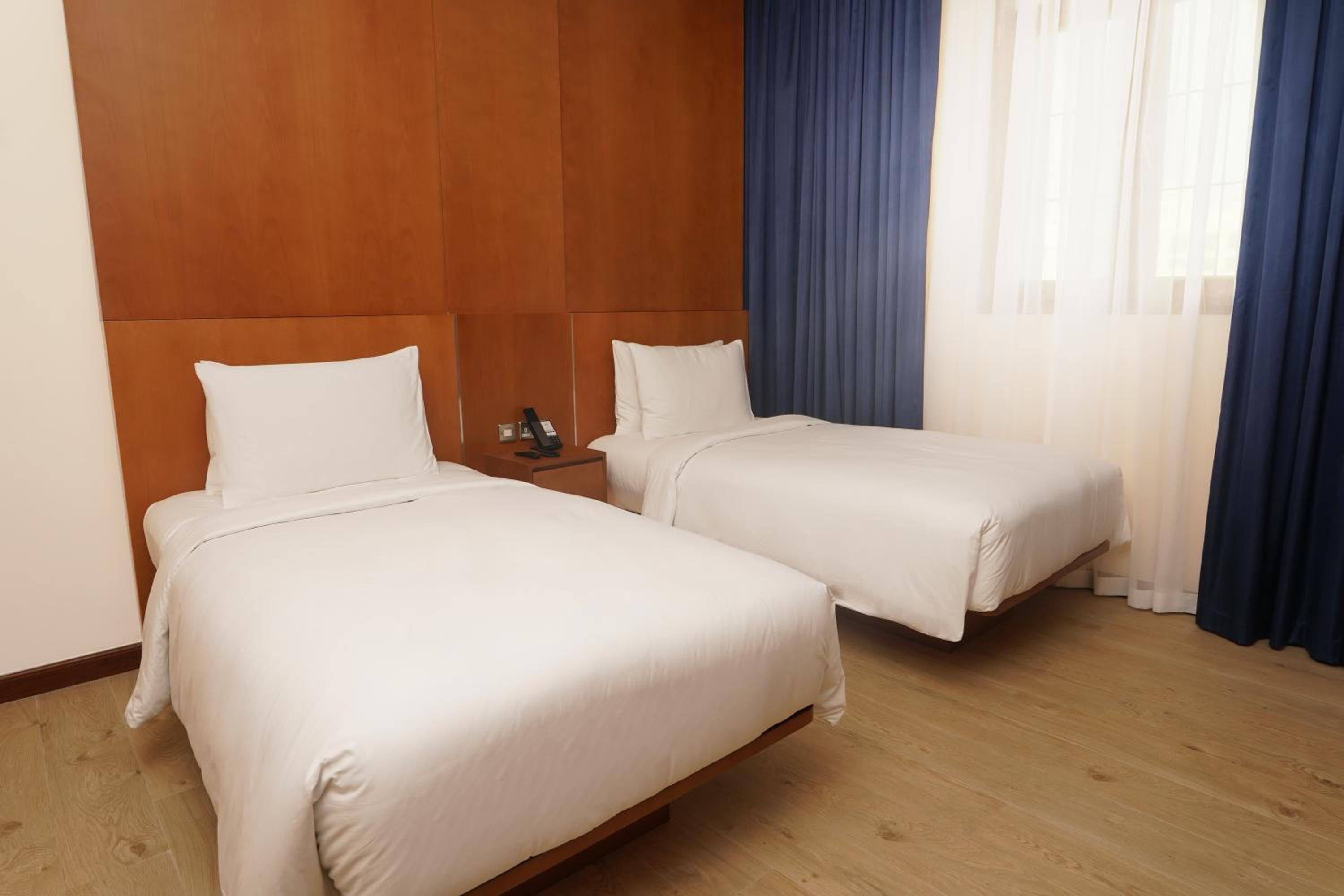 Large Twin Room - Photo 8