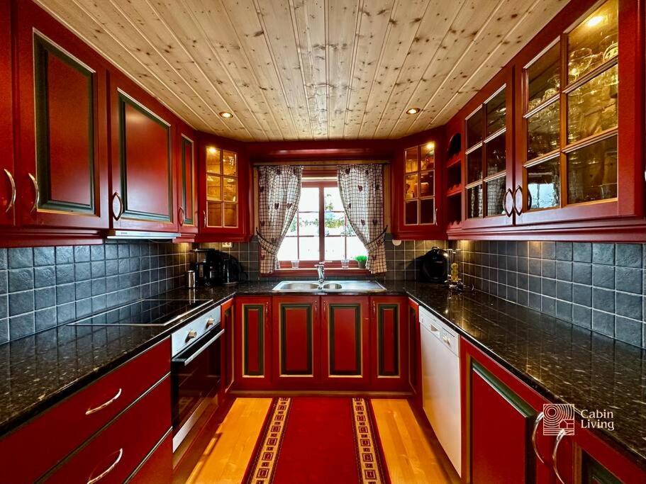 Six-Bedroom House photo 3