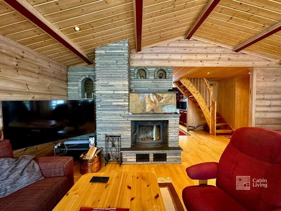 Six-Bedroom House photo 2