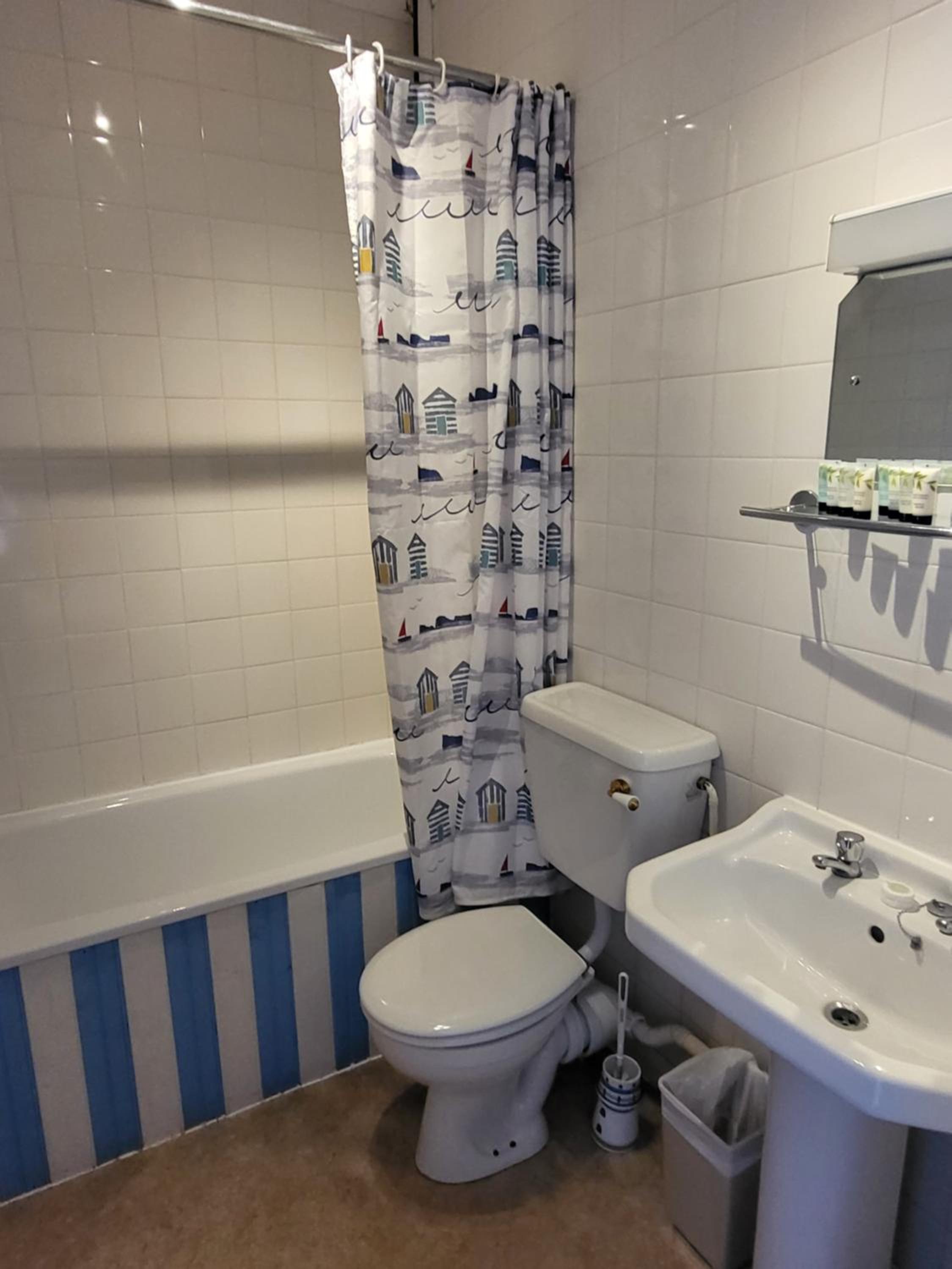 Family Room with Private Bathroom photo 2