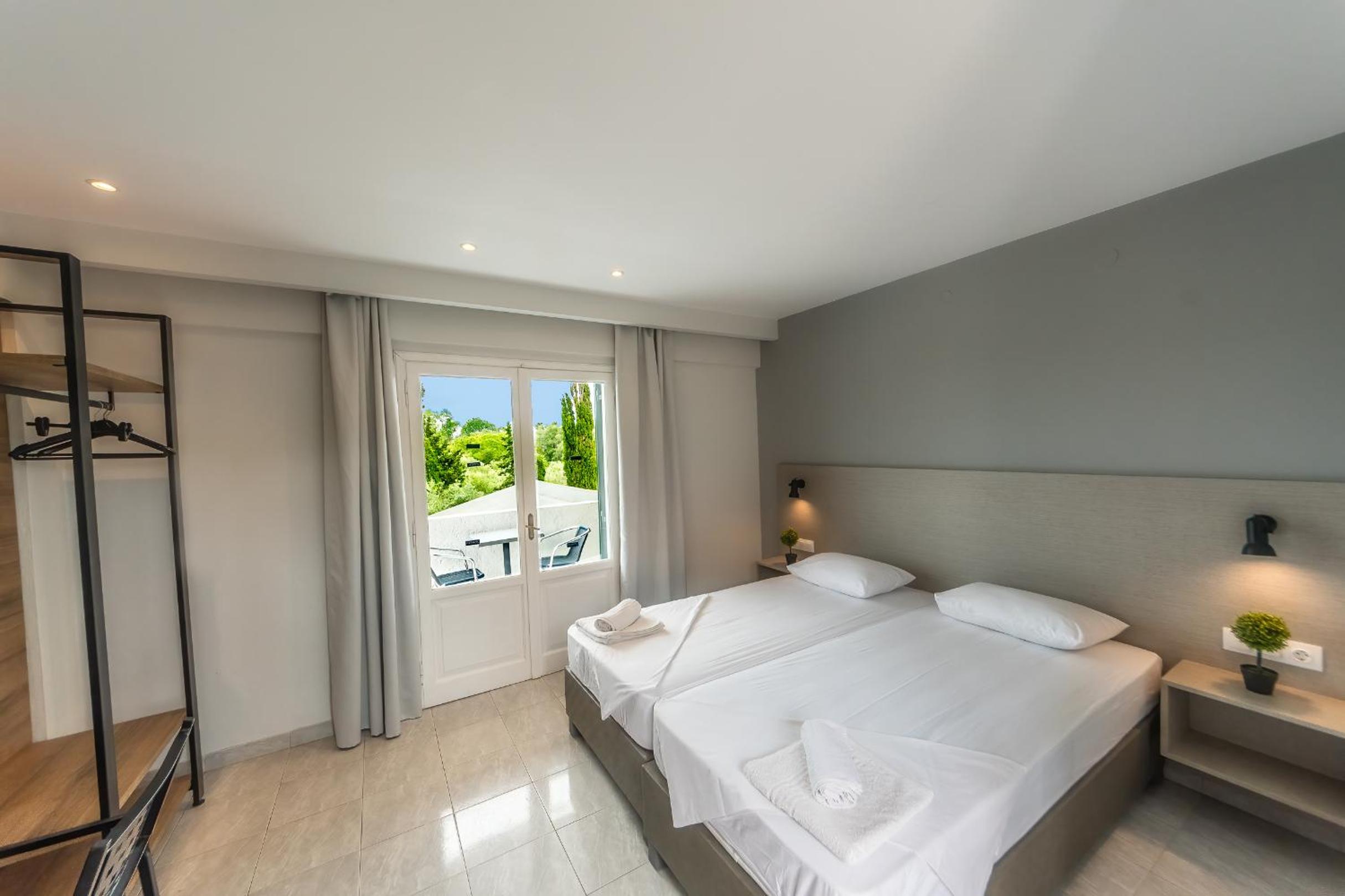 Quadruple Room with Balcony photo 3