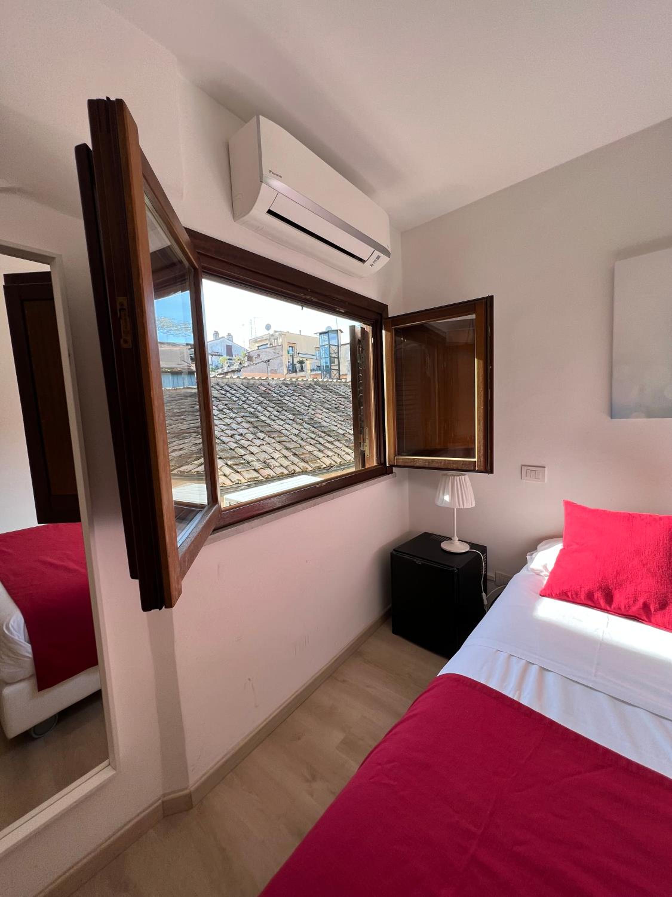 Small Double or Twin Room photo 3