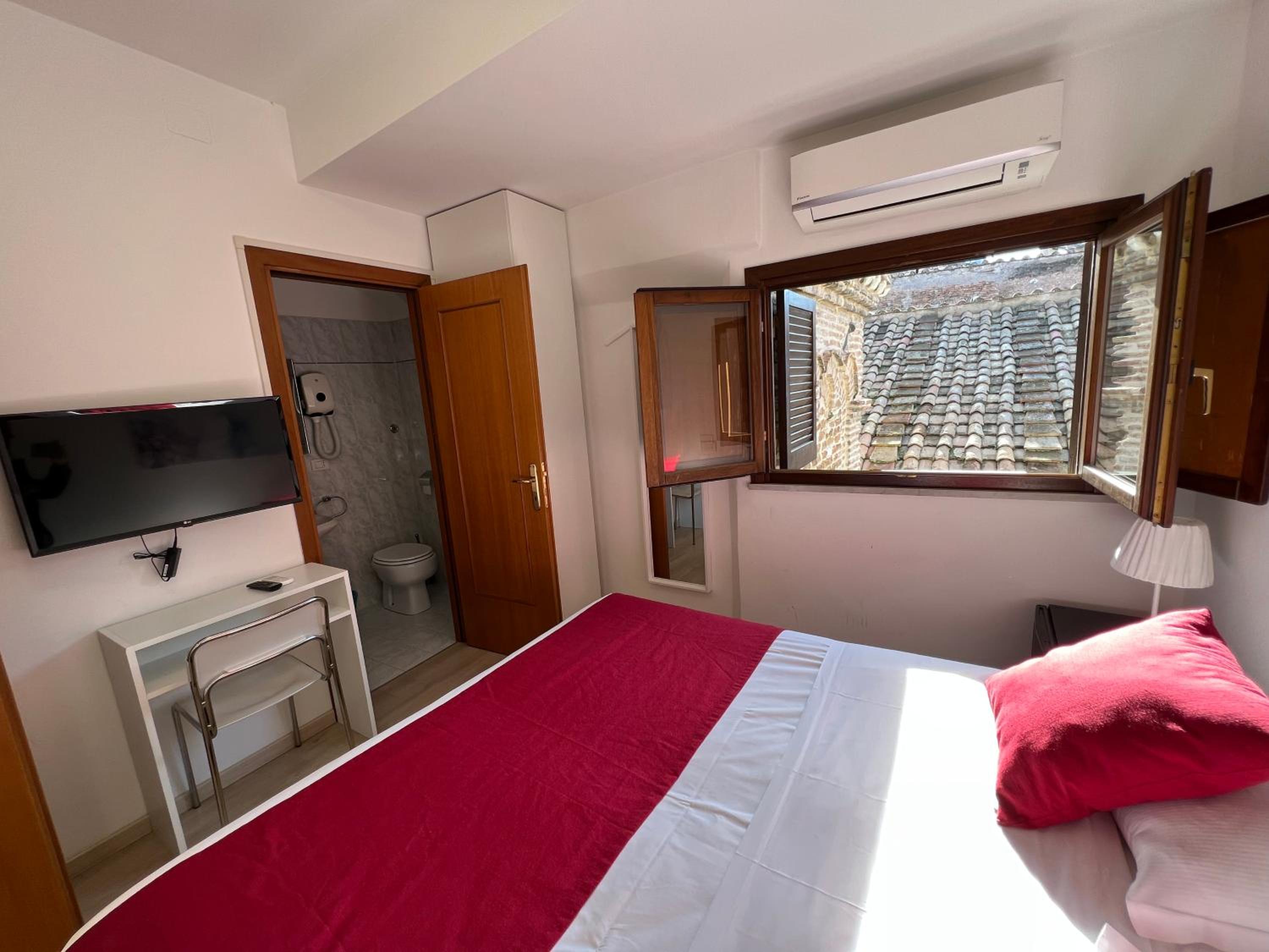 Small Double or Twin Room photo 3