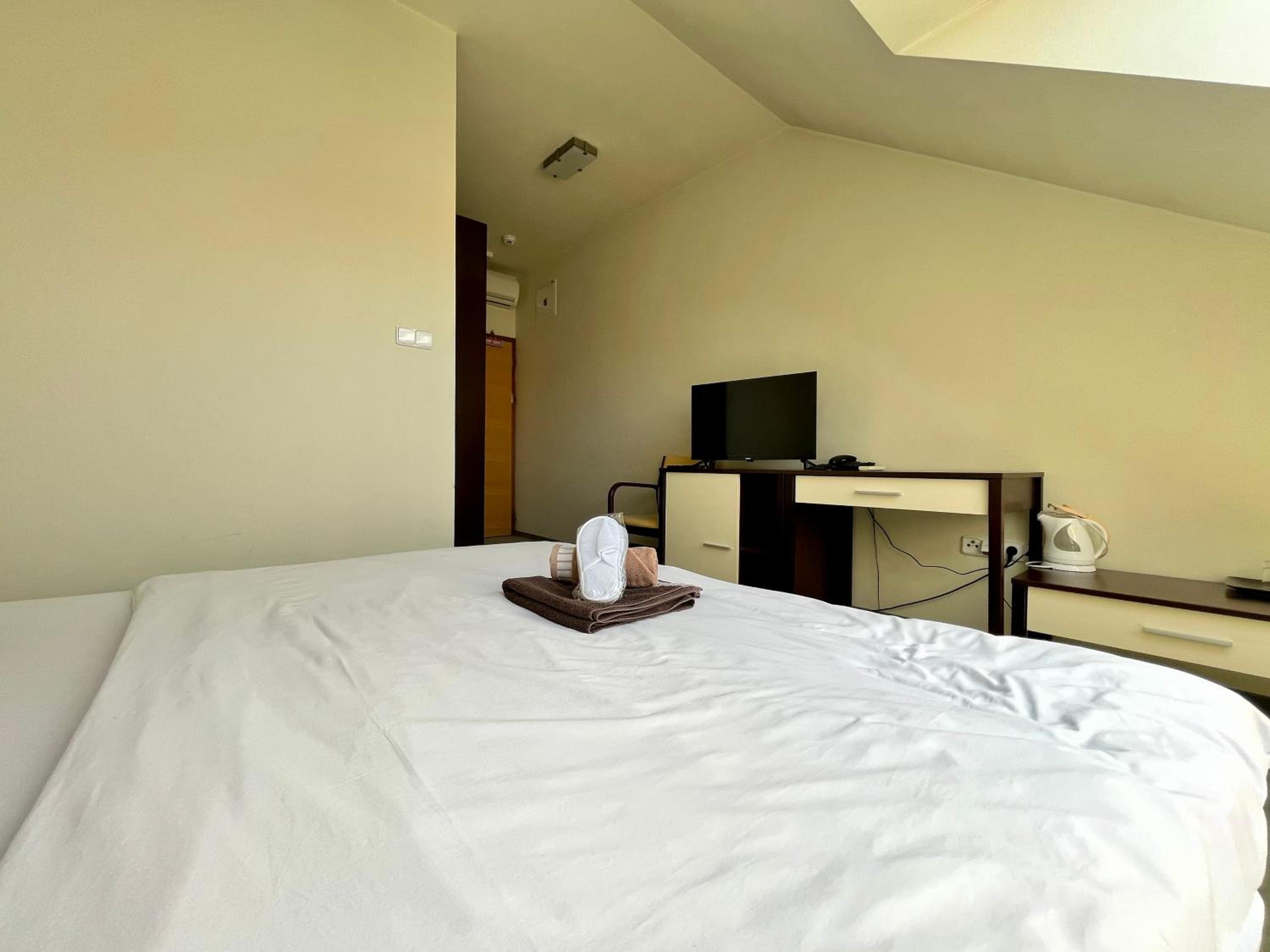 Double Room with Private Bathroom photo 3