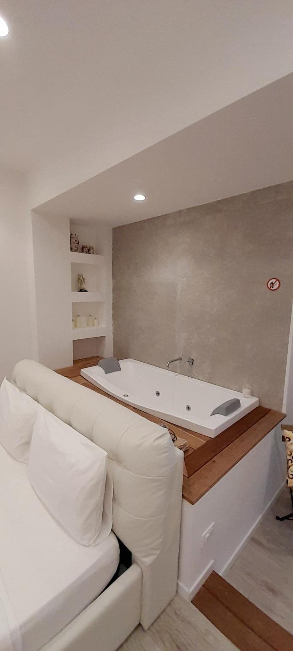 Double Room with Spa Bath - Photo 37