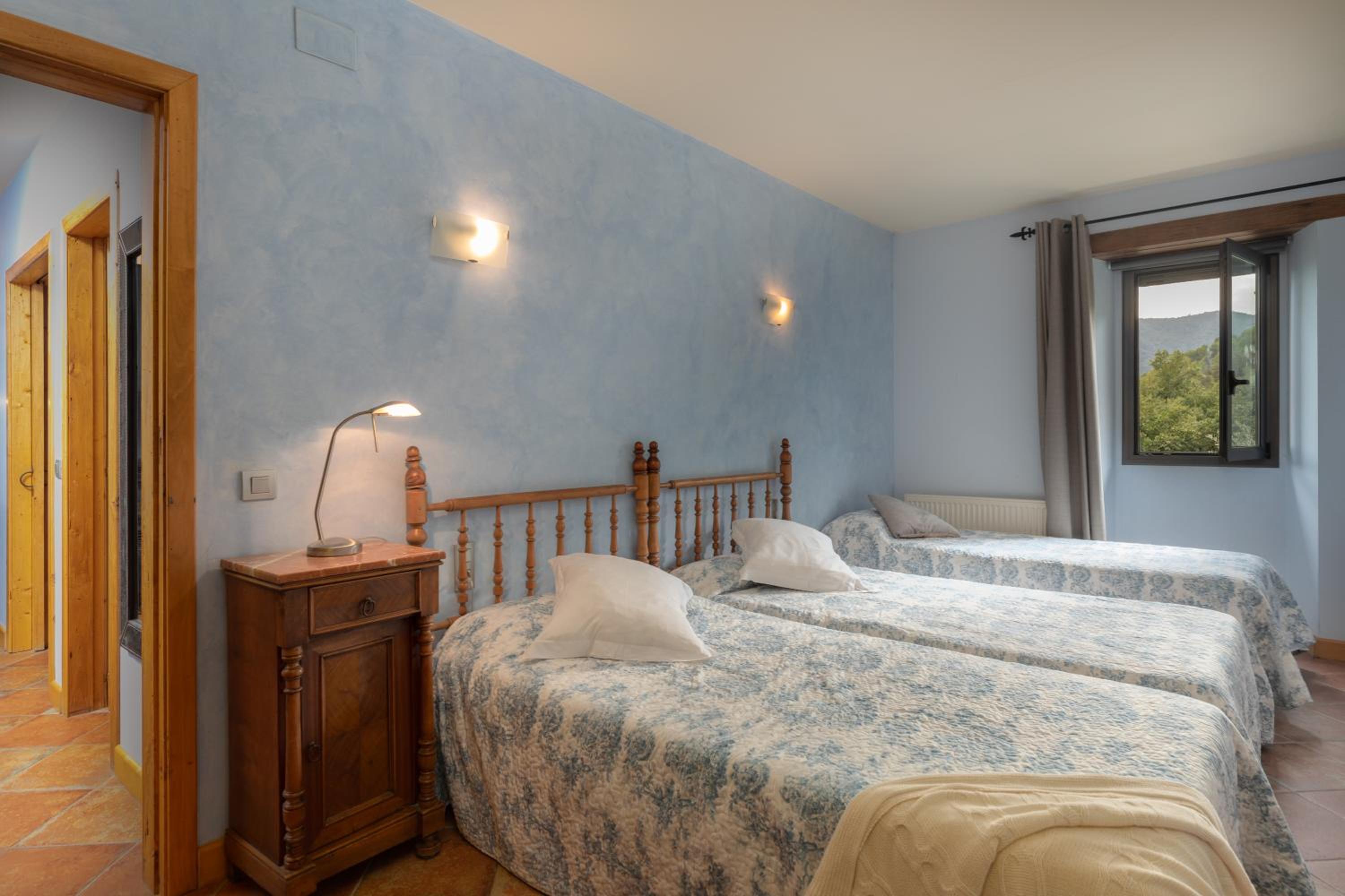 Quadruple Room with Mountain View photo 2