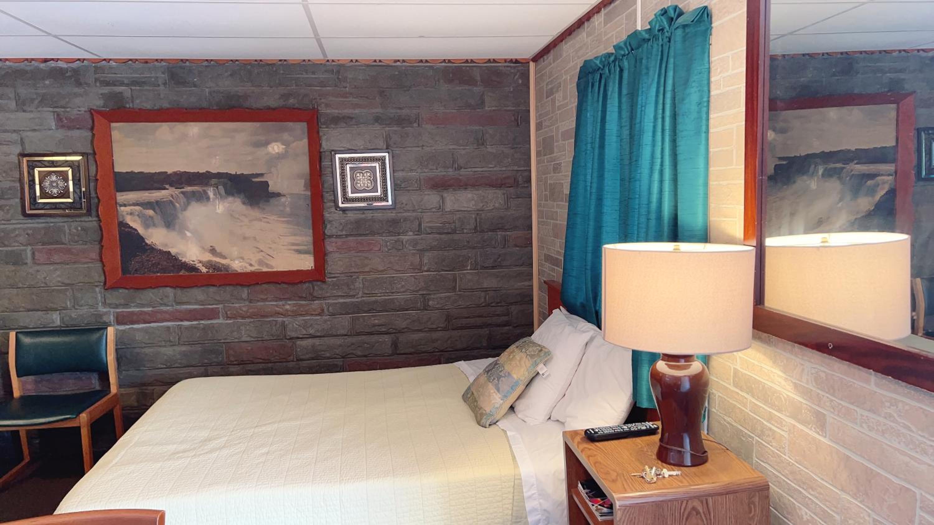 Queen Room photo 1