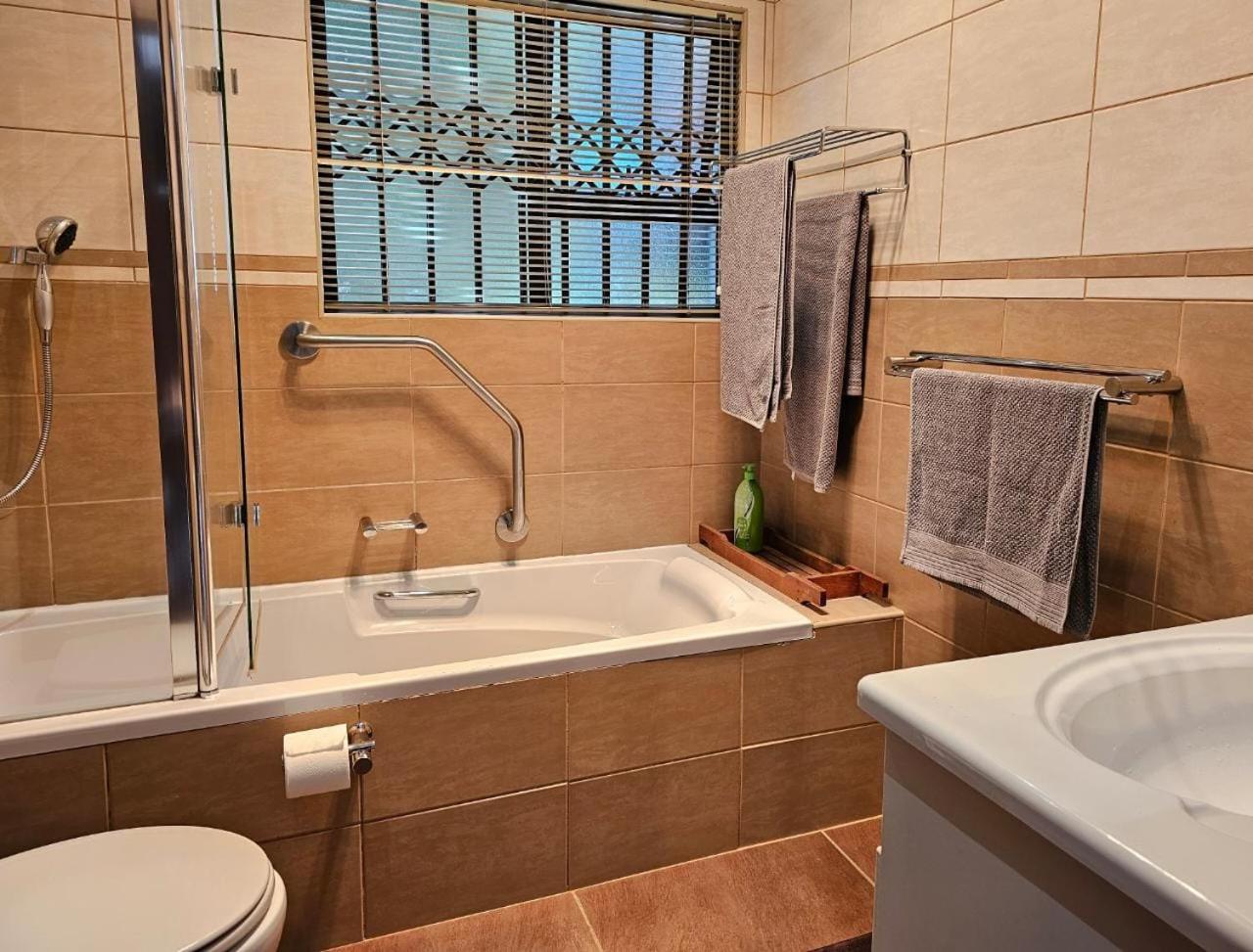 Double Room with Patio - Photo 10
