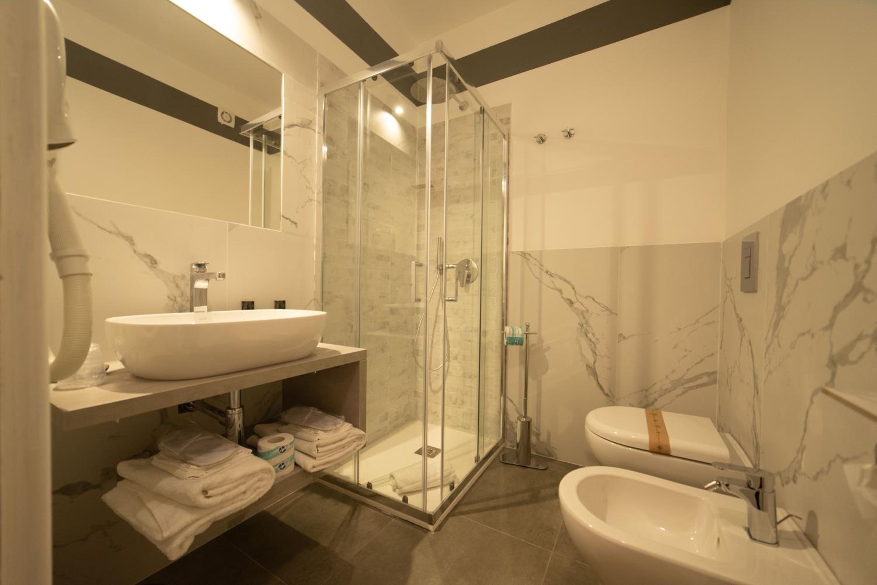 Double Room - Photo 8