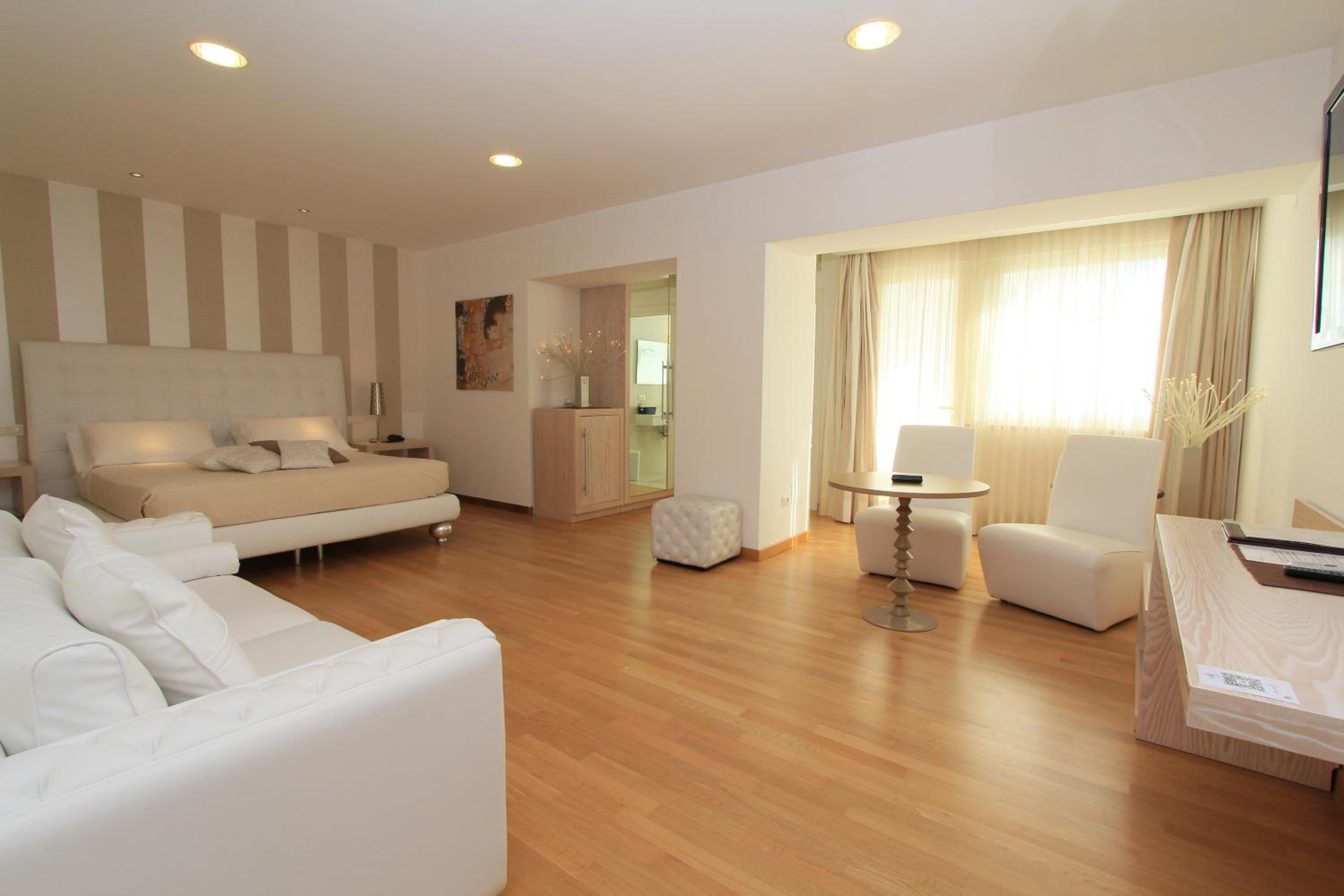 Deluxe Suite With Spa Bath