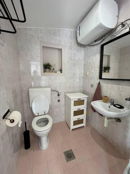 One-Bedroom Apartment photo 3