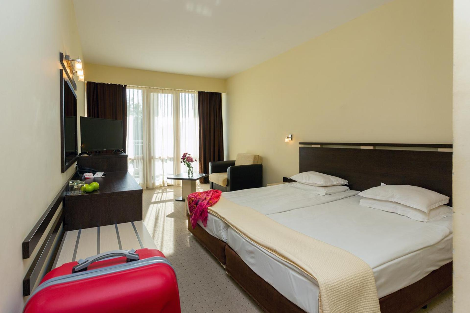 Double or Twin Room with Balcony and Sea View photo 2
