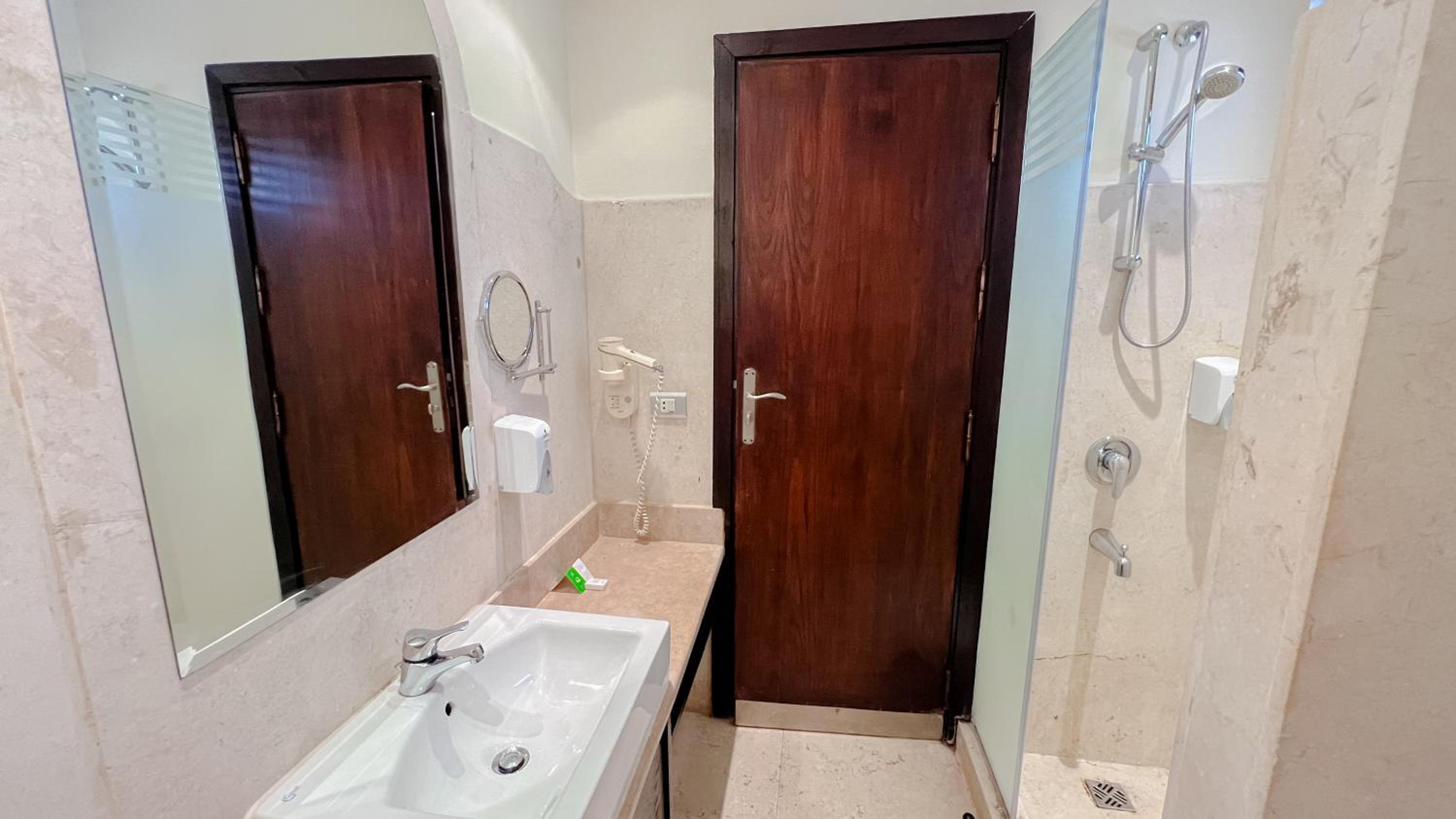 Standard Double or Twin Room photo 3