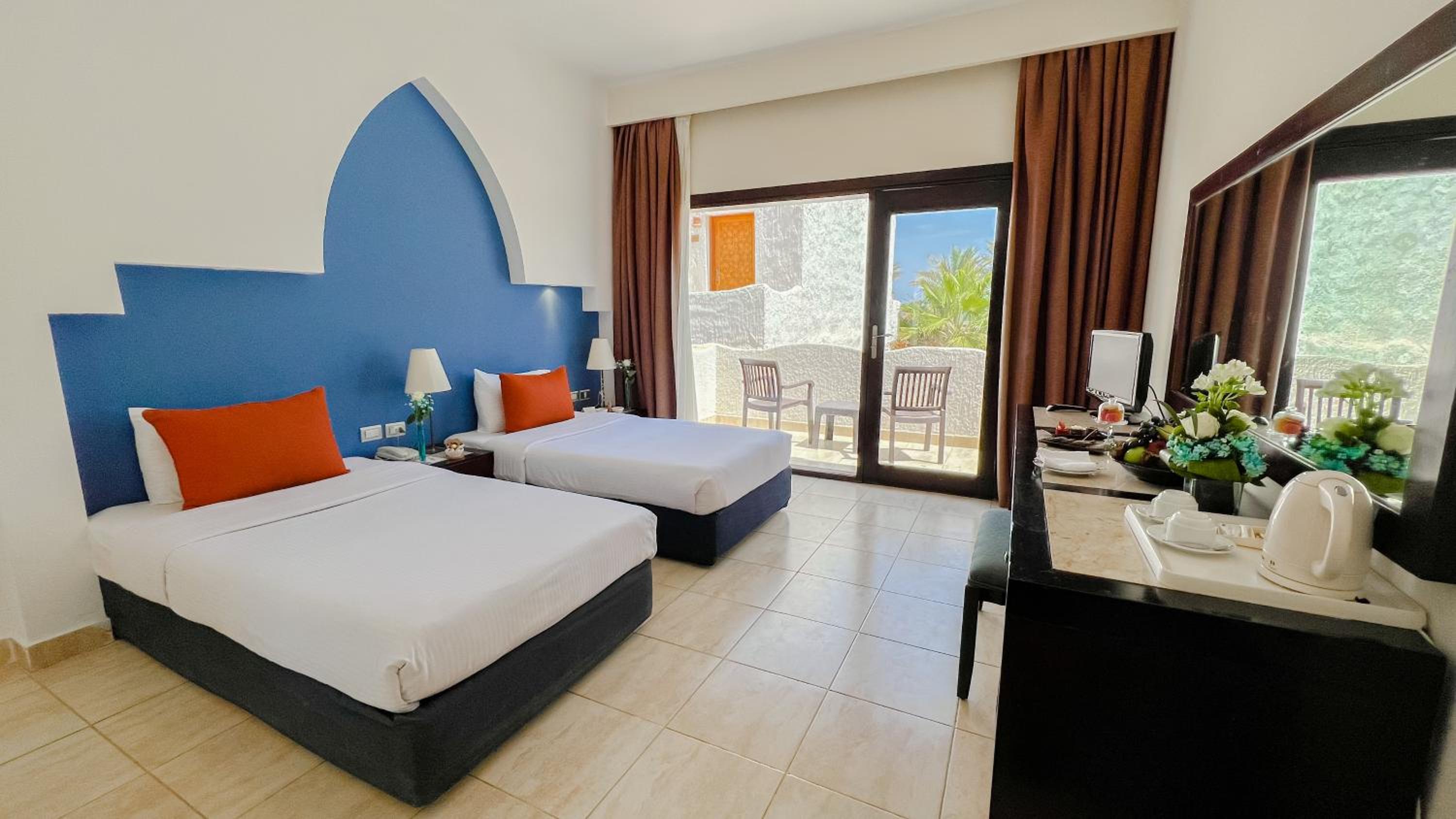 Superior Double or Twin Room with Pool View photo 3
